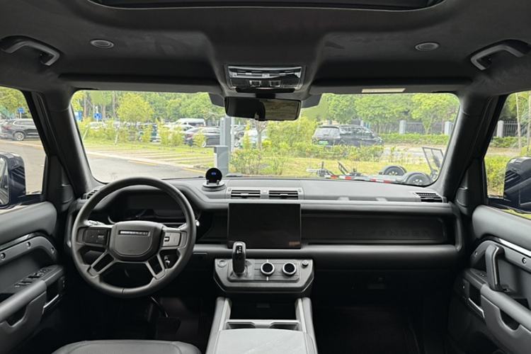 Used Land Rover Defender 2025 110 3.0T P400 – Dynamic HSE
