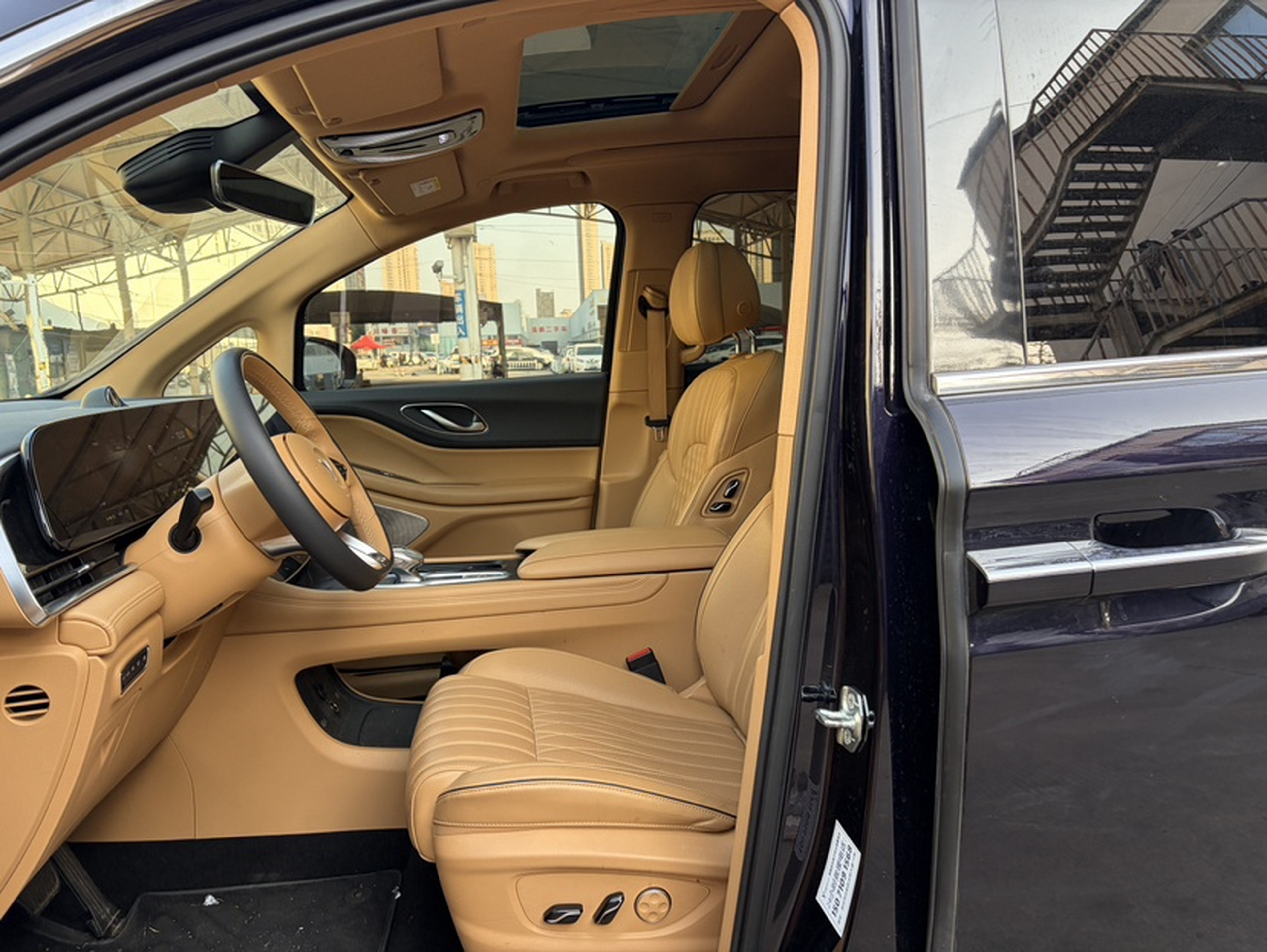 المقاعد الأمامية داخل السيارة