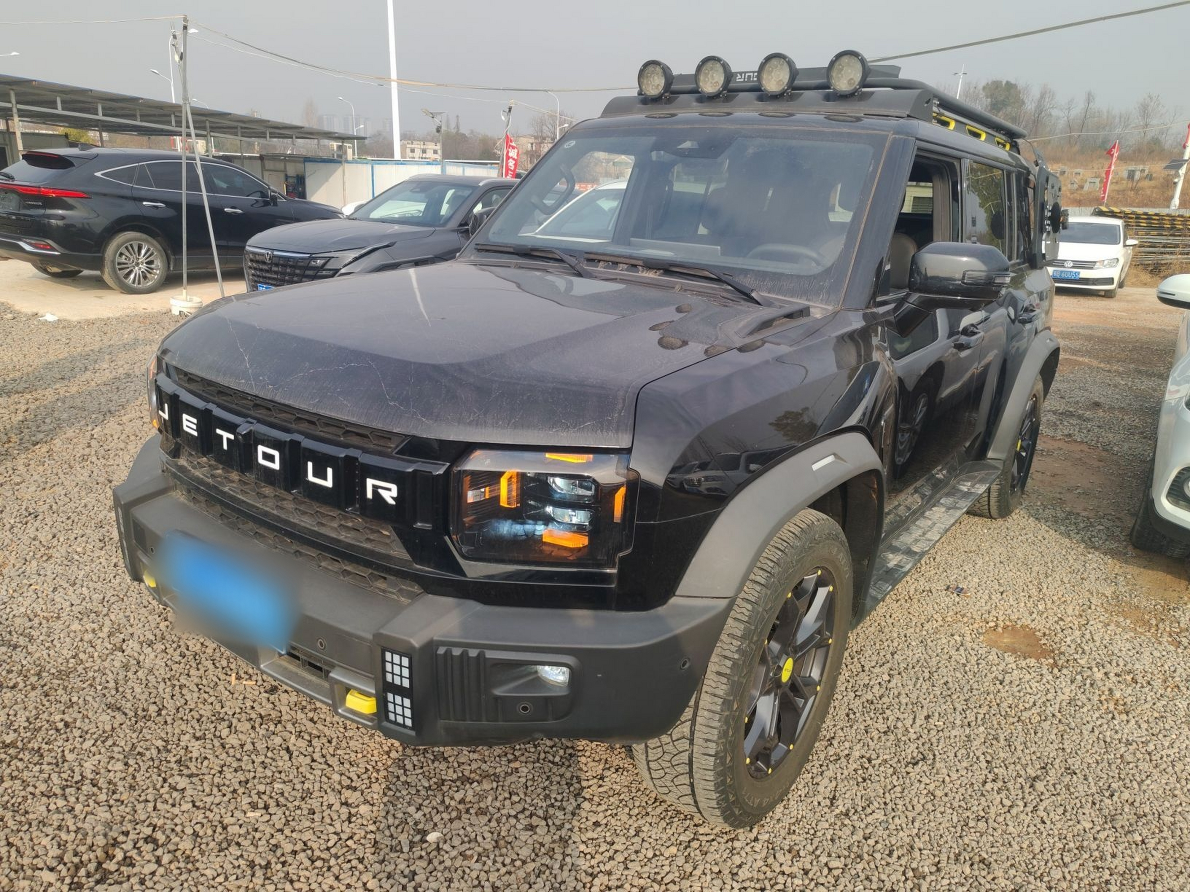 تحت مقدمة السيارة