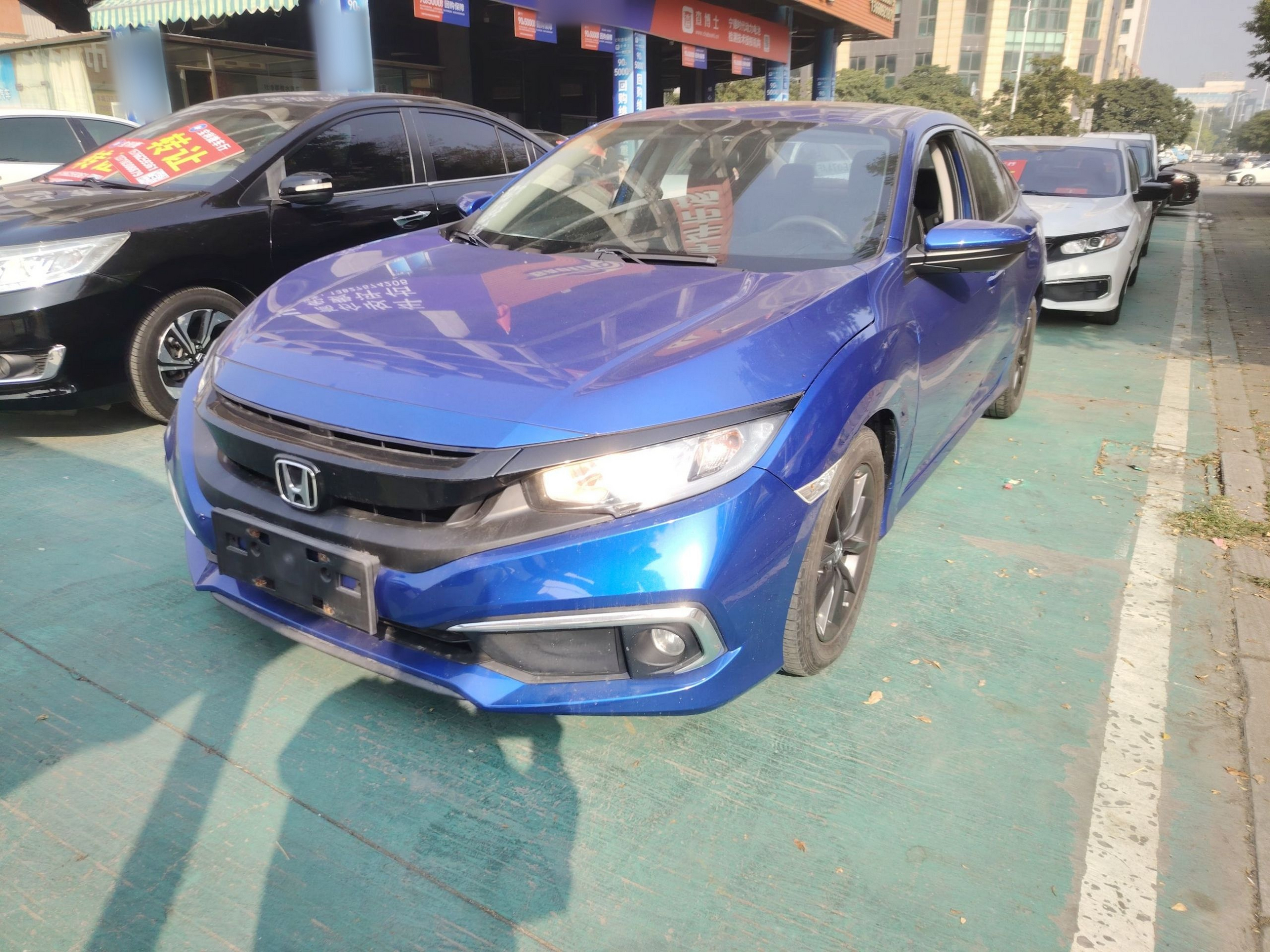 Под передней частью автомобиля