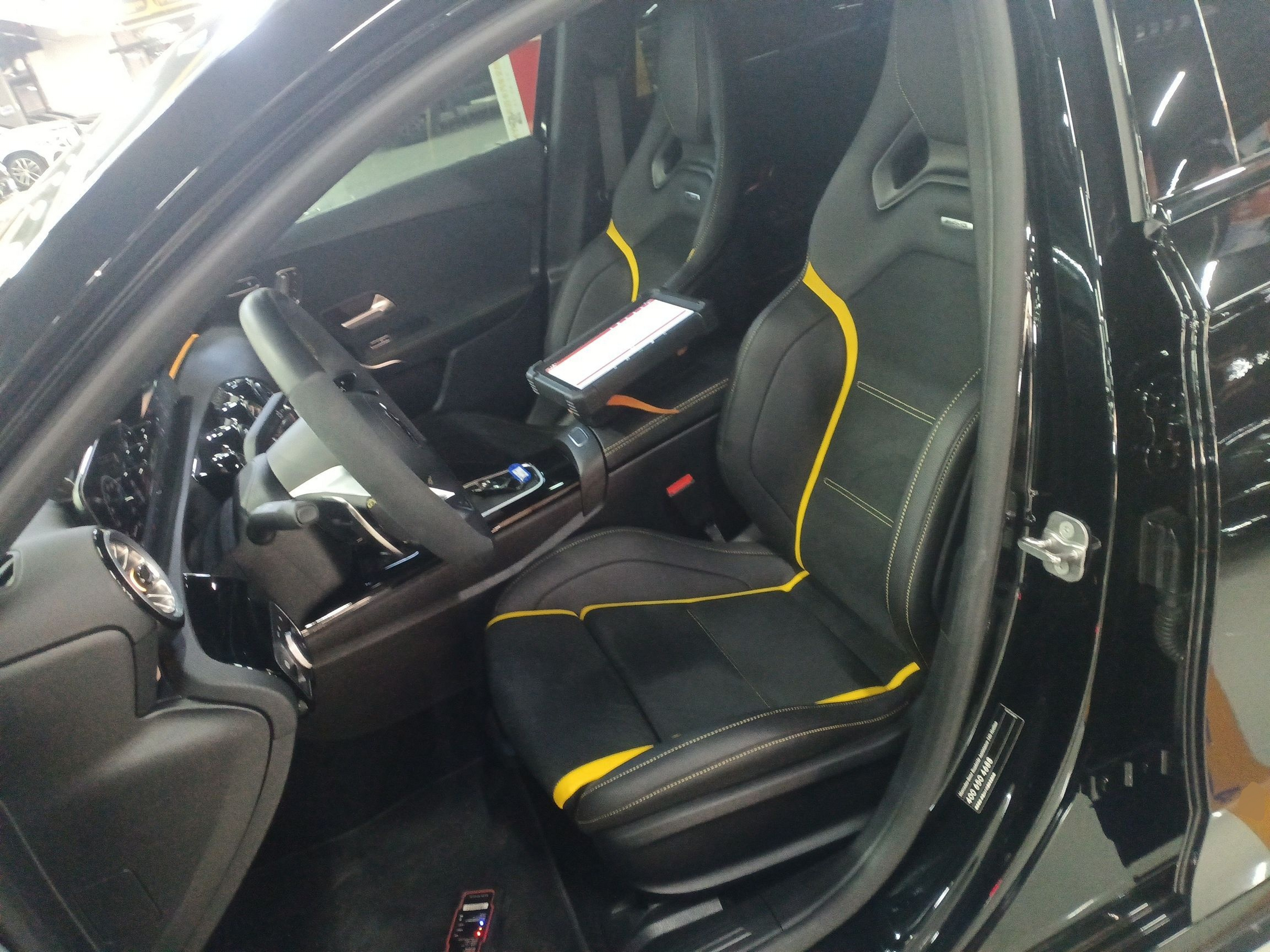 Переднее сиденье в автомобиле