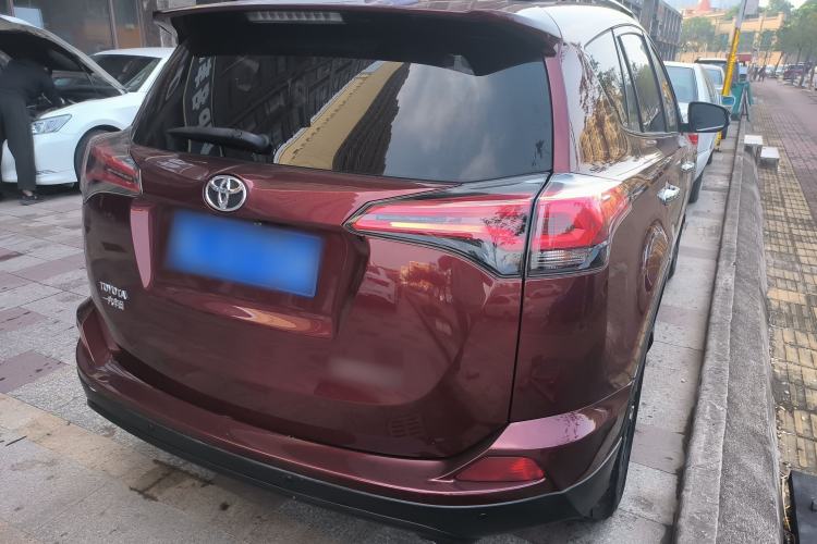 Used Toyota RAV4 2016 2.0L CVT Two-Wheel Drive Fashion Edition China V Standard
