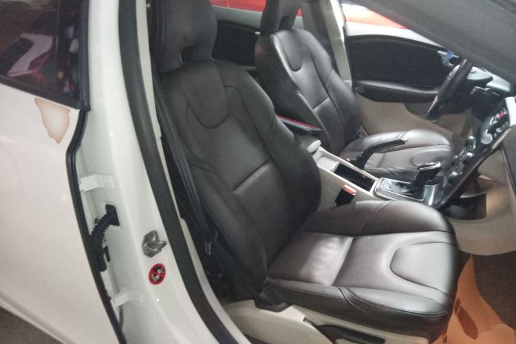 Used Volvo V40 2015 1.6T Zhiyi Edition
