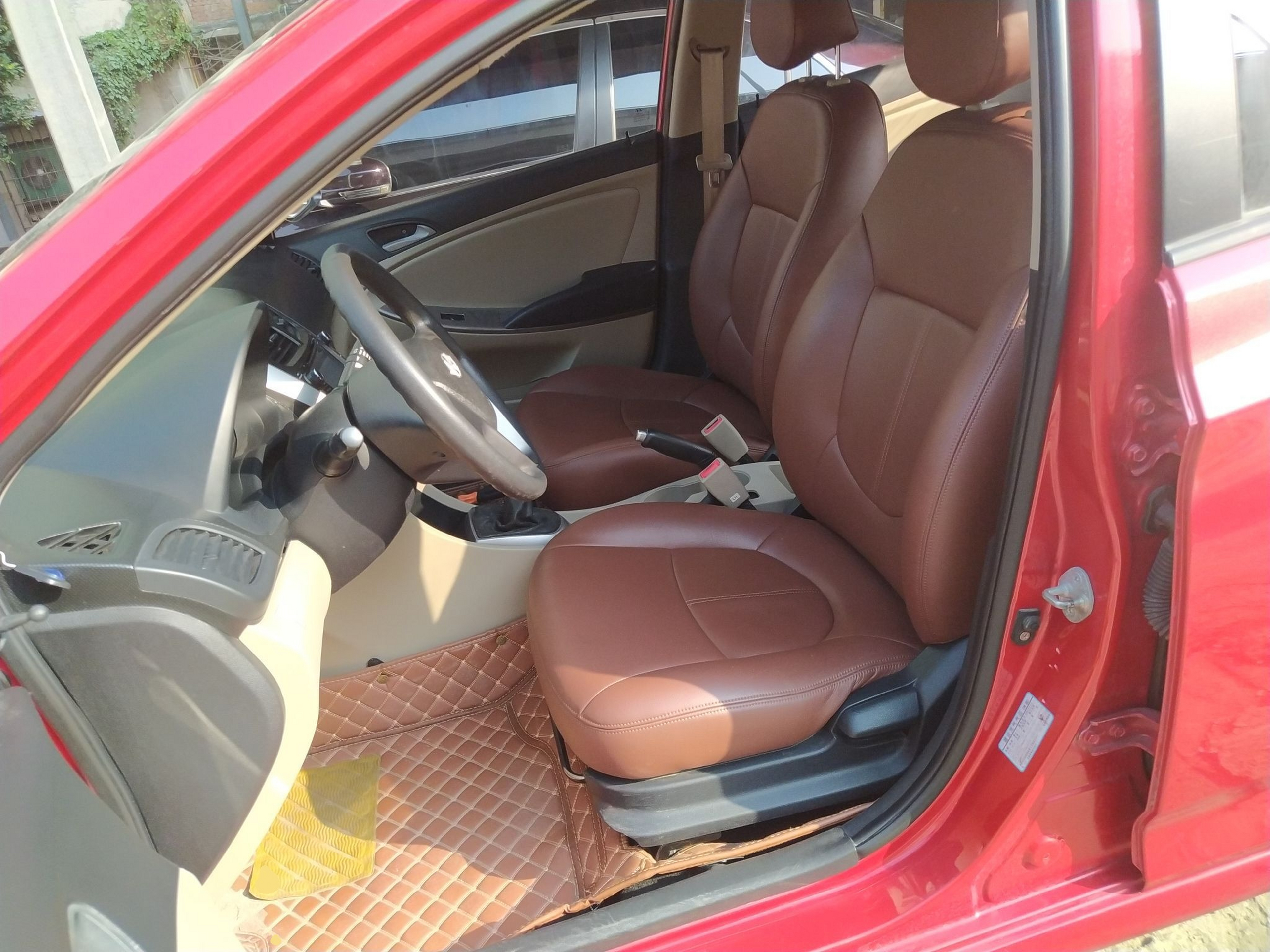 Переднее сиденье в автомобиле