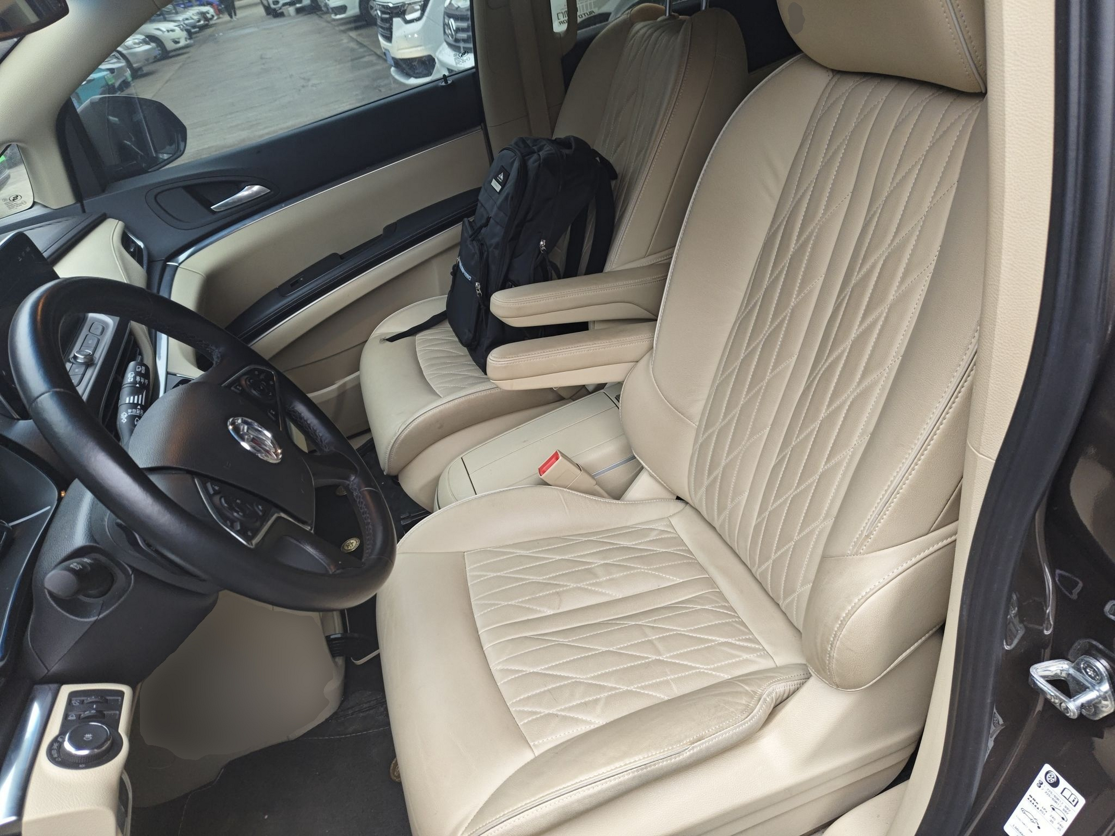 المقاعد الأمامية داخل السيارة