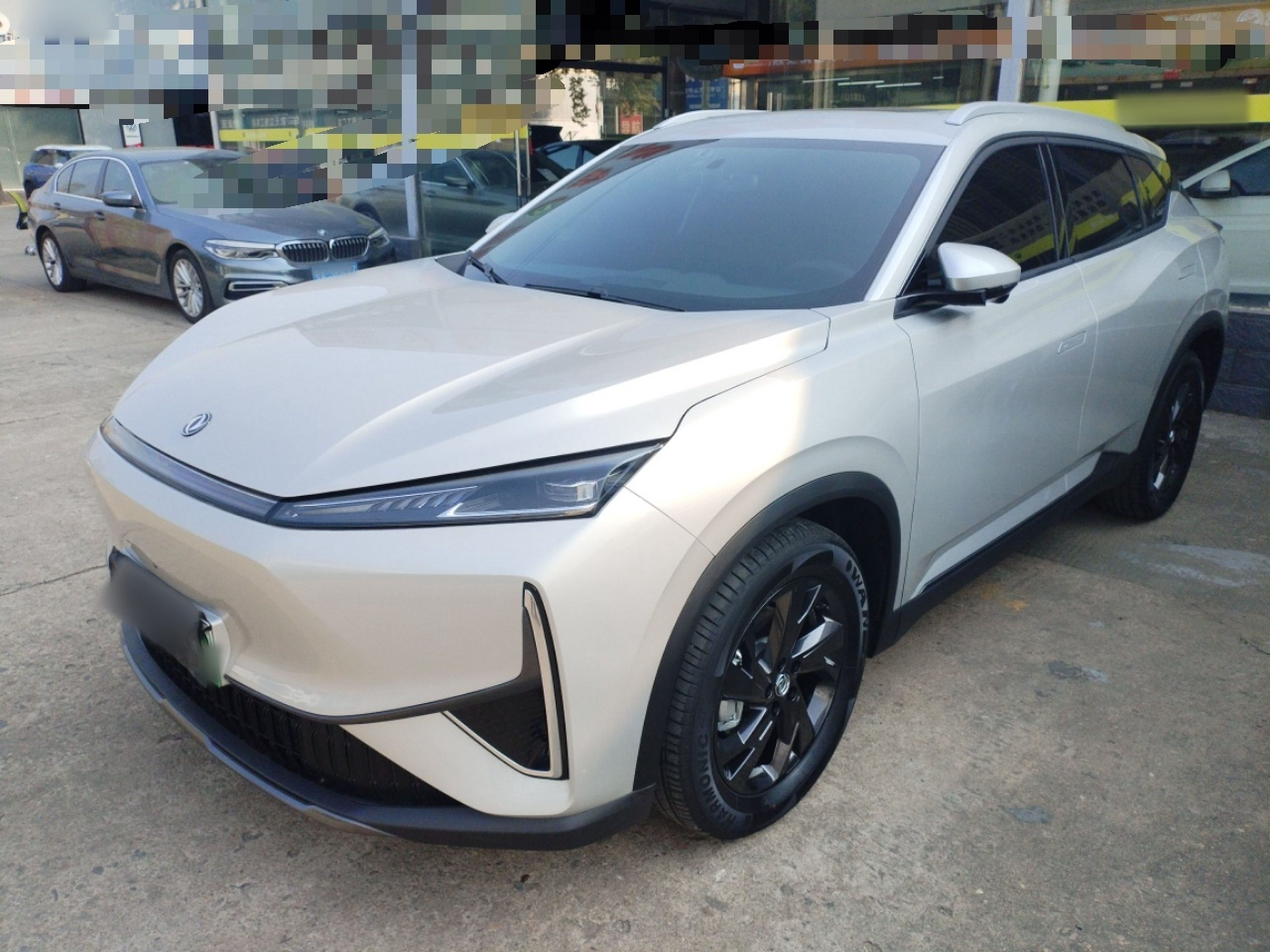 Под передней частью автомобиля