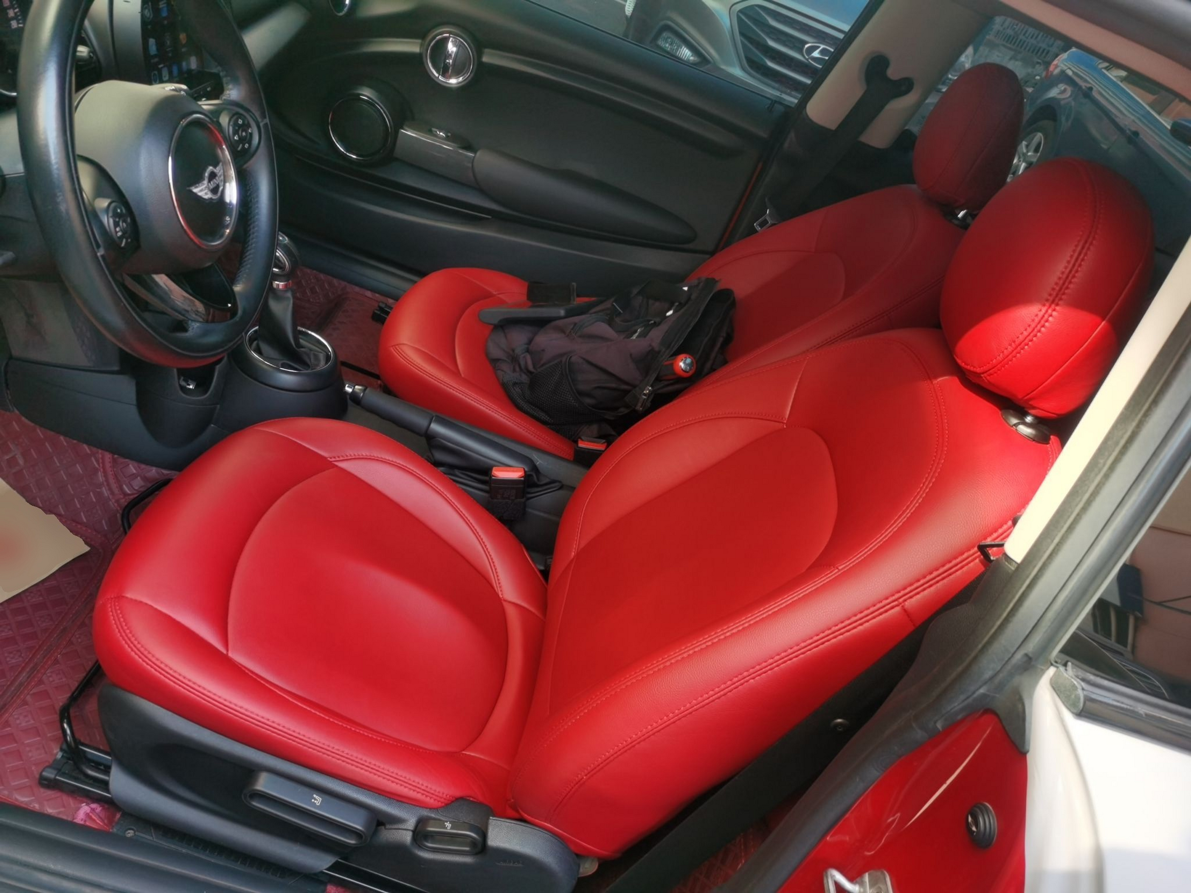 المقاعد الأمامية داخل السيارة