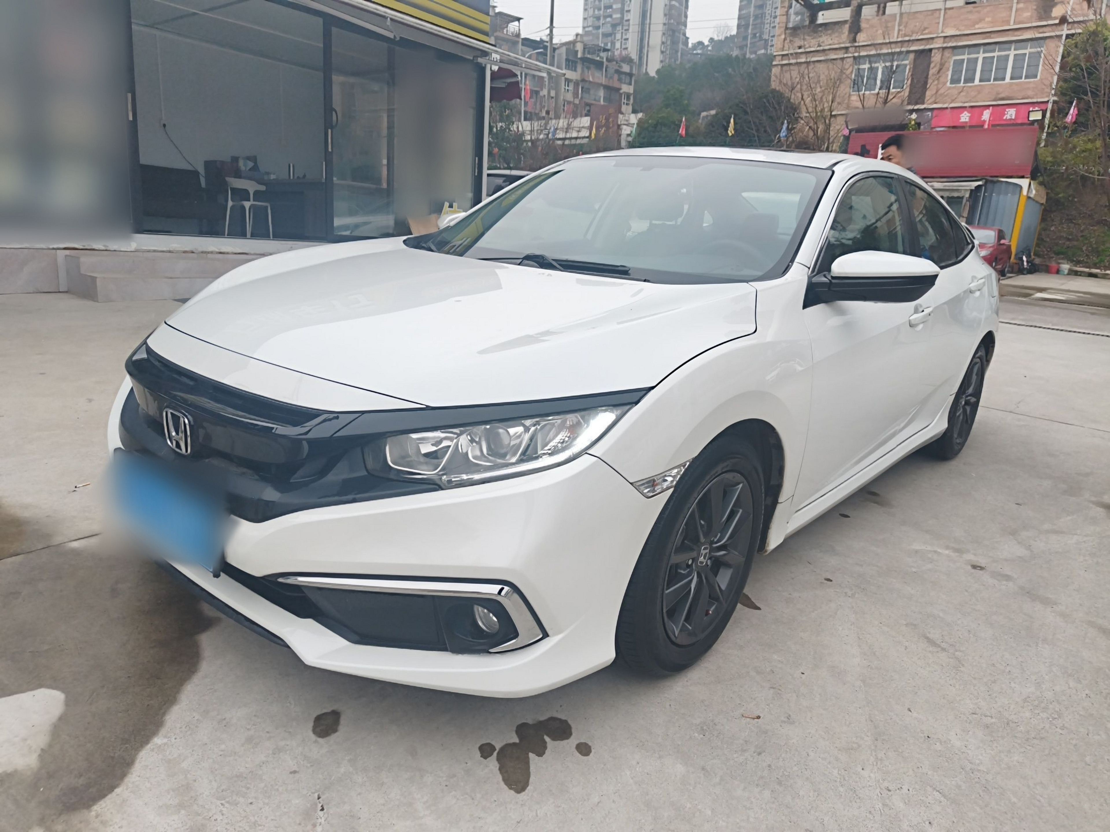 Под передней частью автомобиля