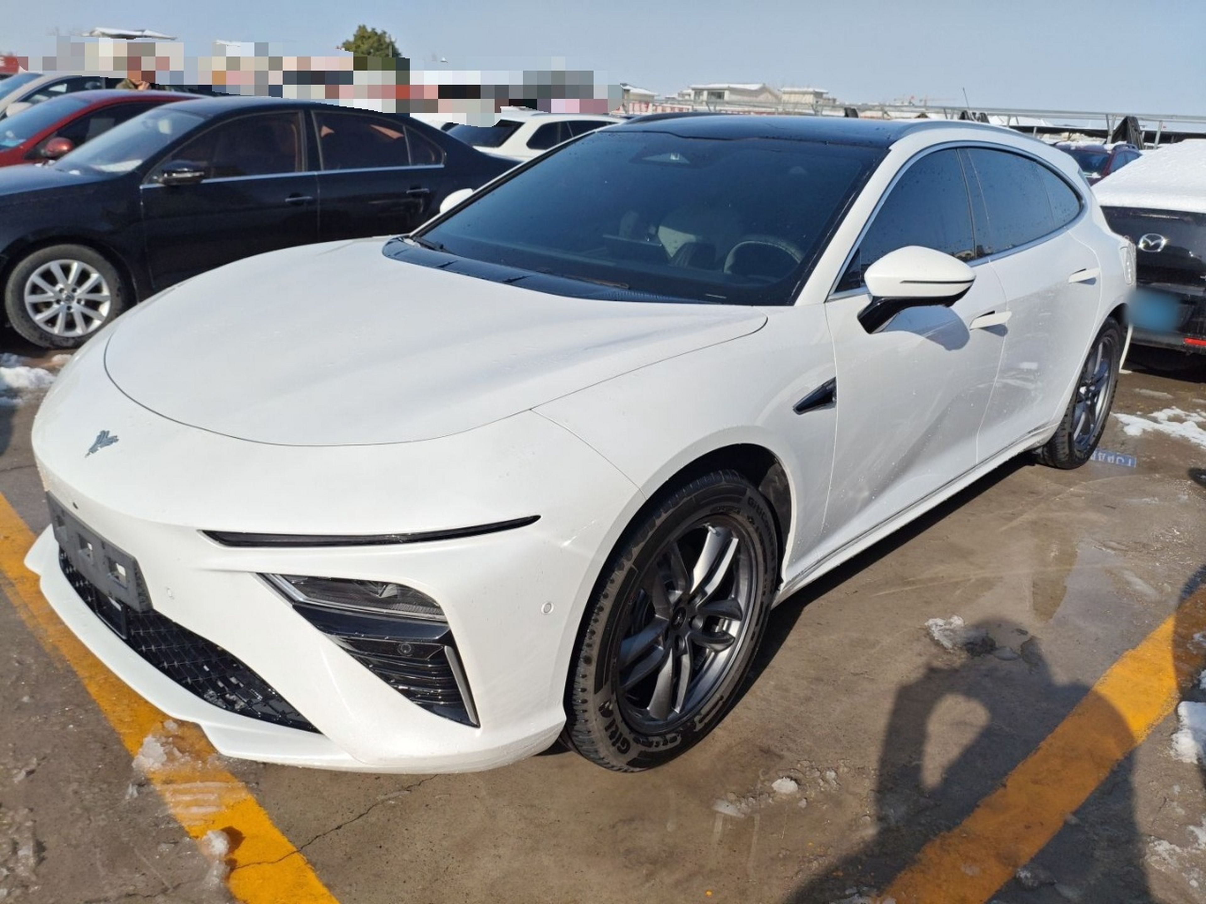 Под передней частью автомобиля