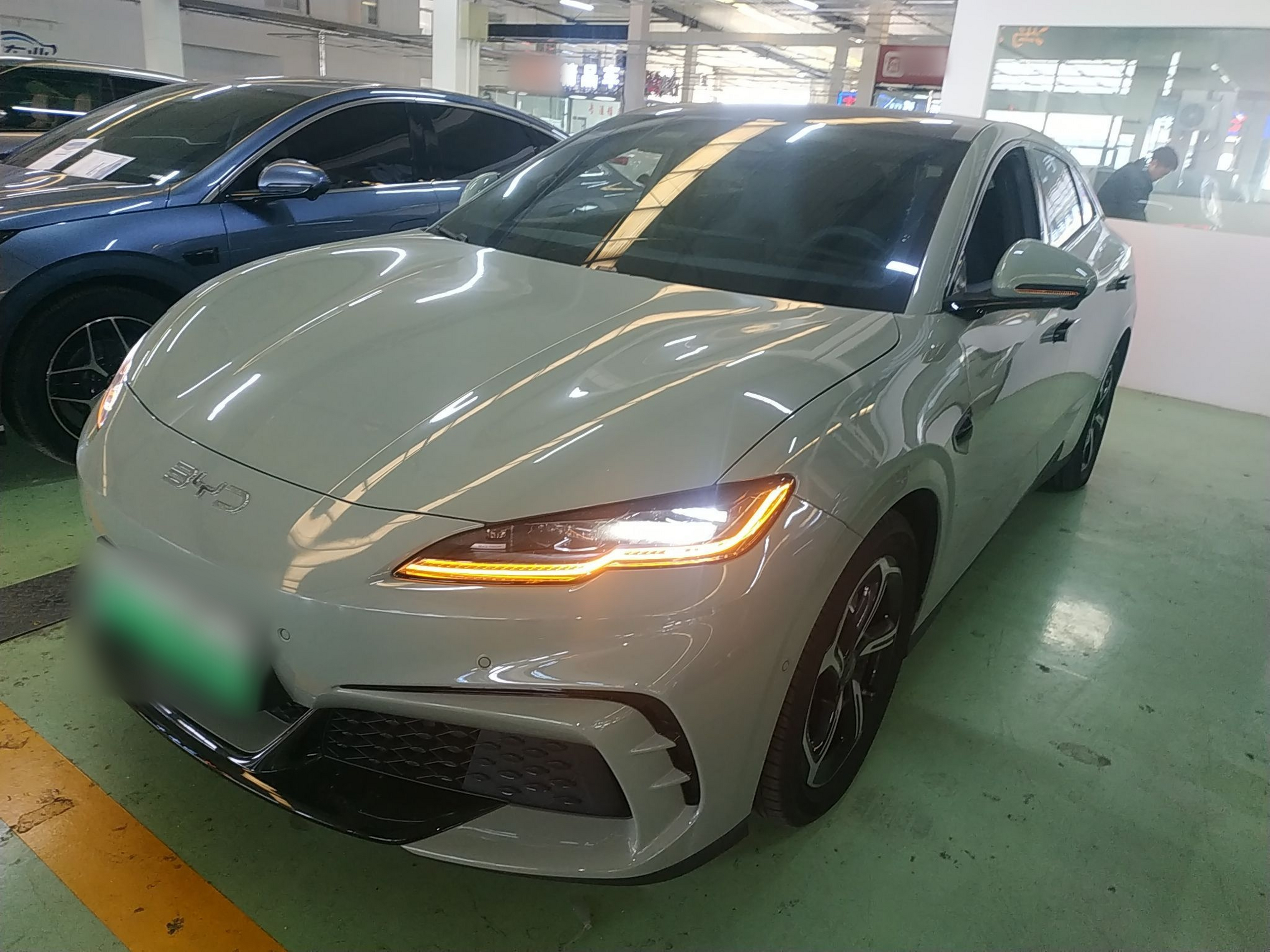 تحت مقدمة السيارة