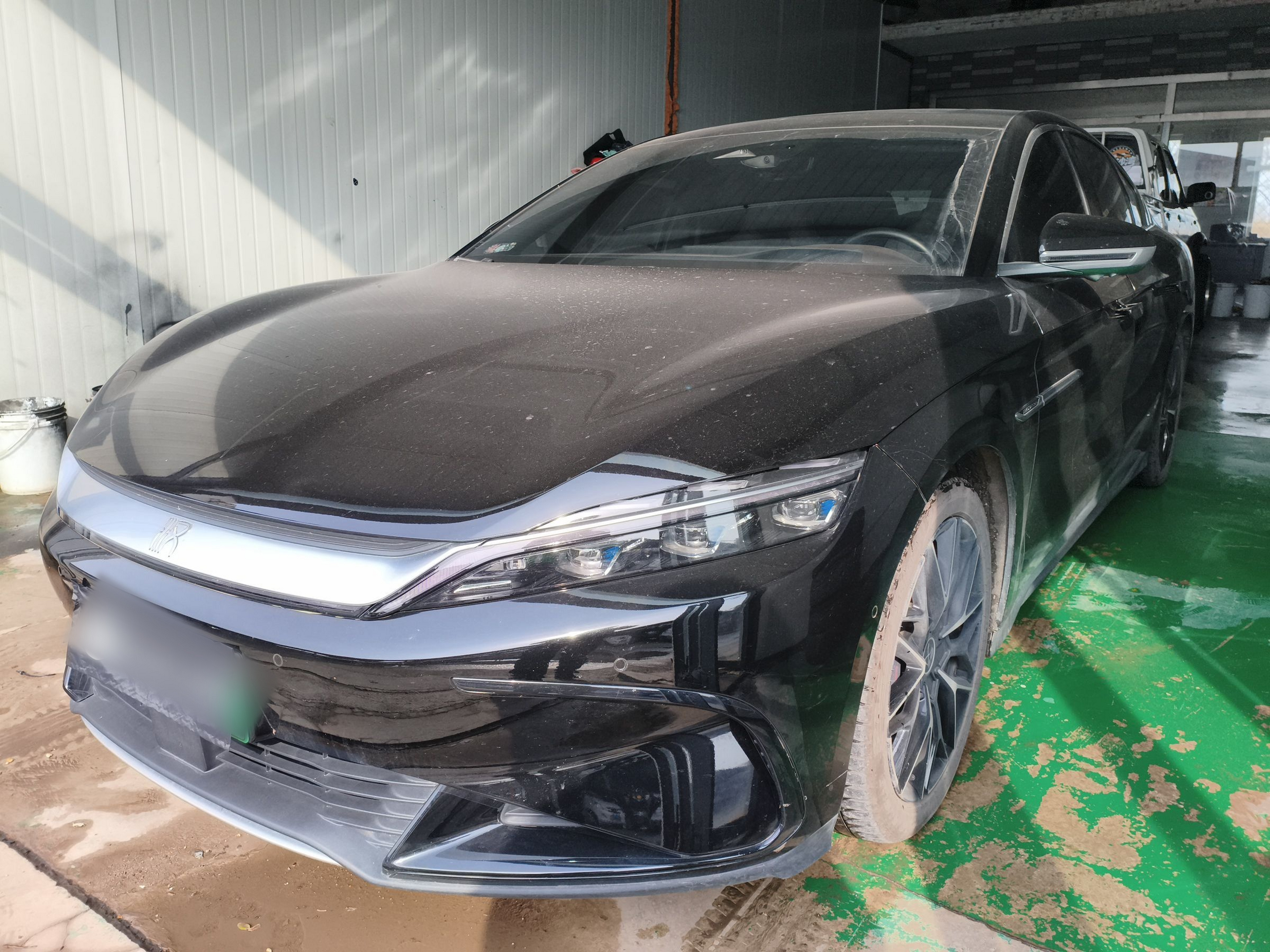 Под передней частью автомобиля