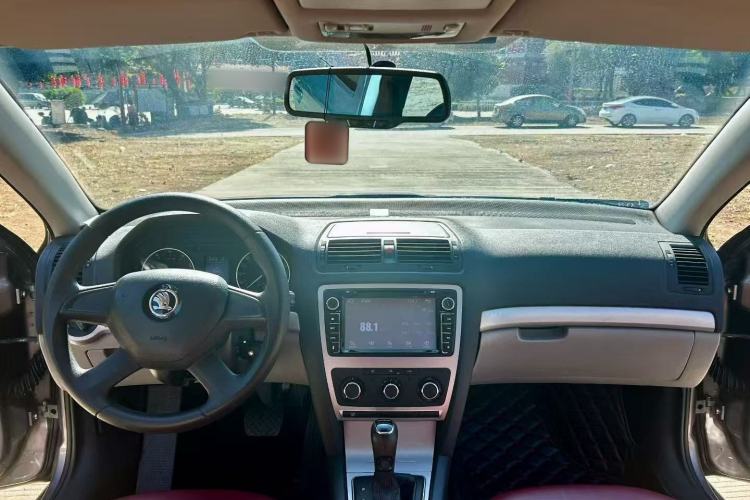 Used Skoda Octavia 2015 Classic Model 1.6L Automatic Elegance Edition
