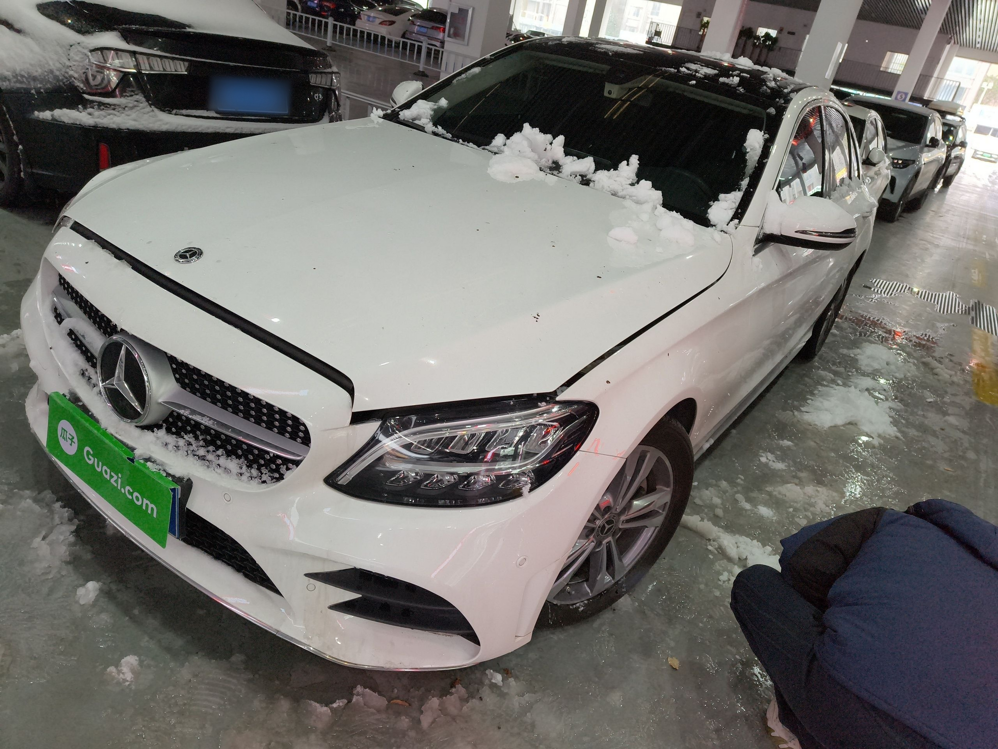 Под передней частью автомобиля