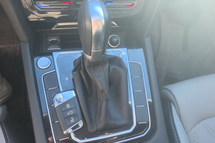 Used Volkswagen Magotan 2023 2 Million Units Limited Edition 330TSI DSG Leading Version
