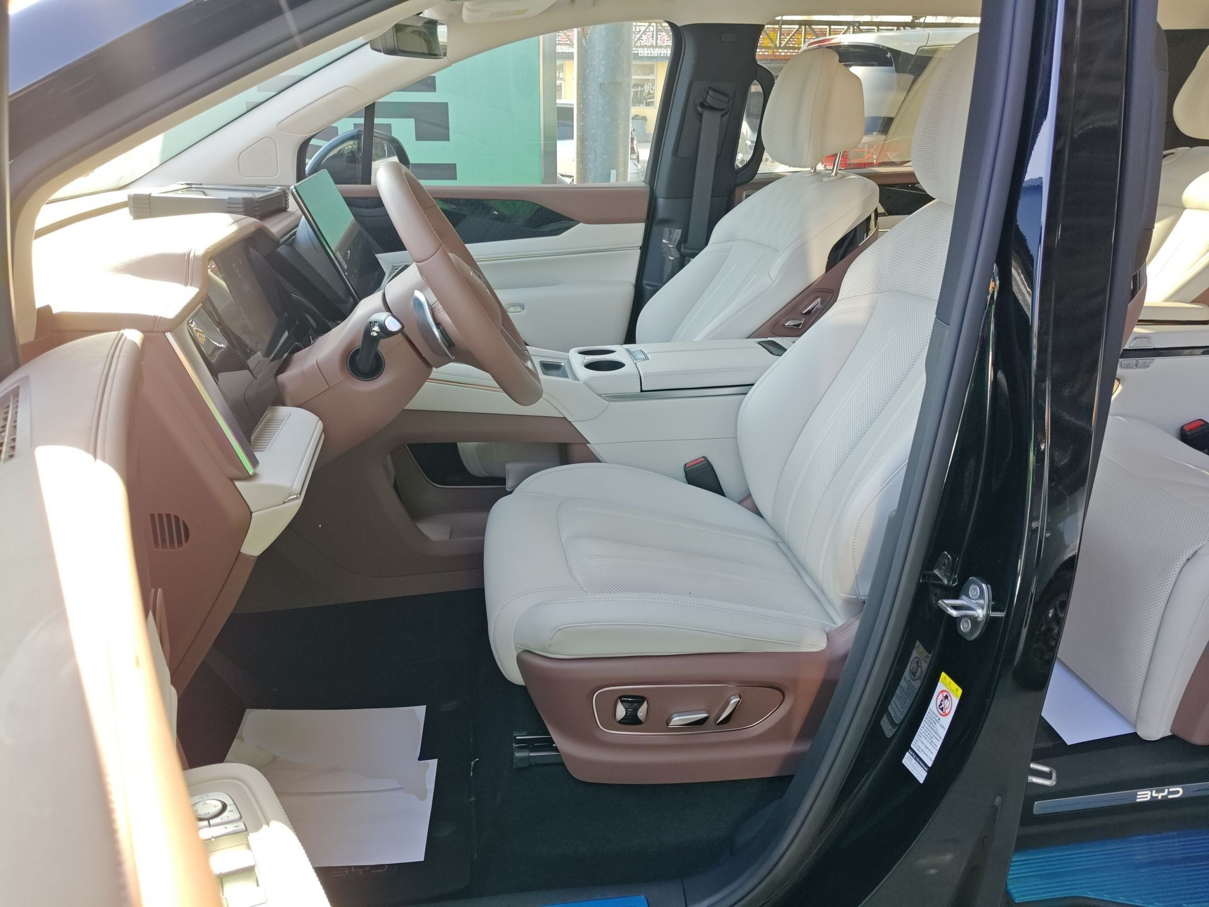 المقاعد الأمامية داخل السيارة