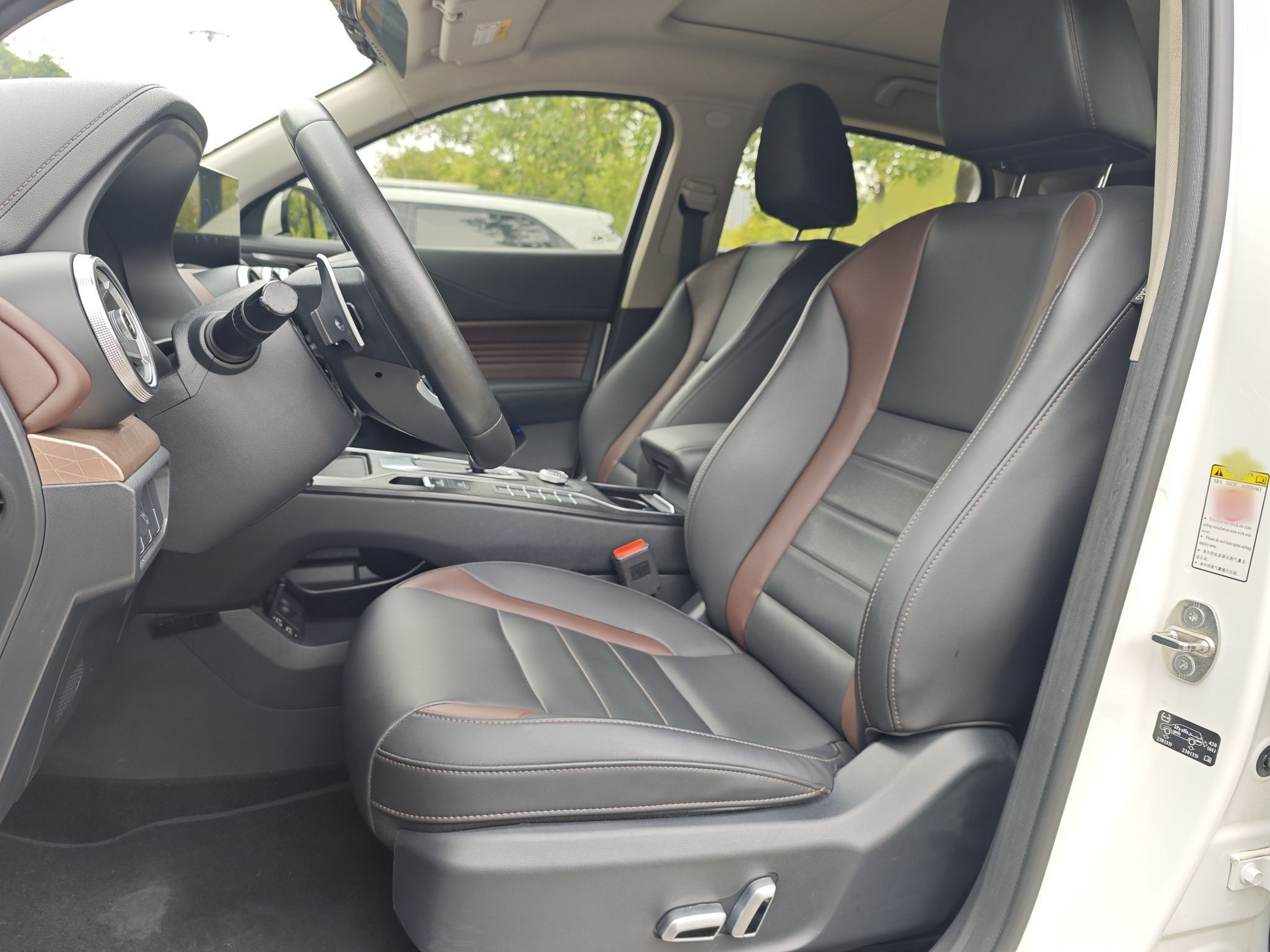 المقاعد الأمامية داخل السيارة