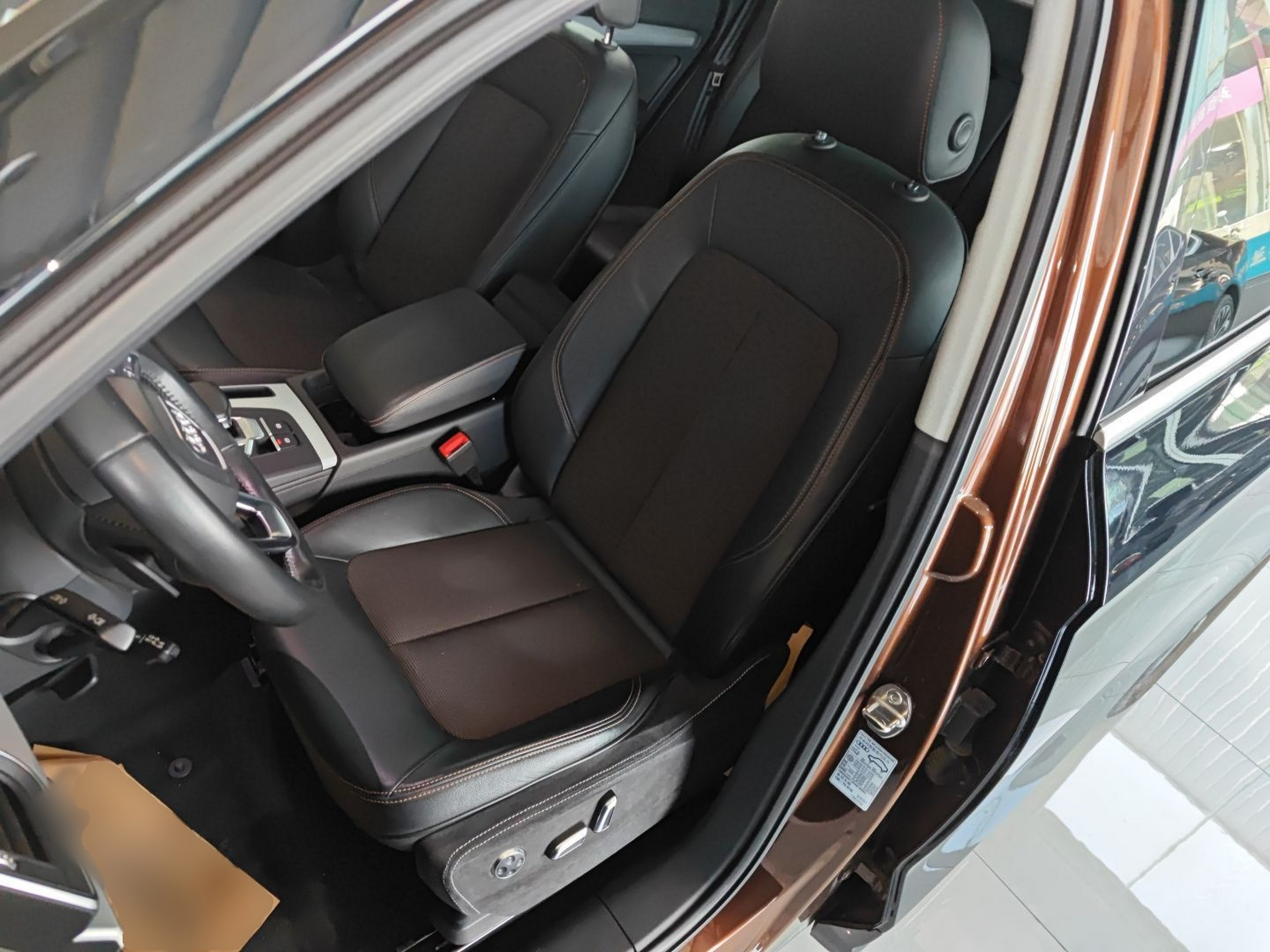 Переднее сиденье в автомобиле