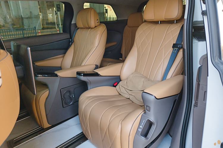 Used Denza D9 2022 EV 600 Four-Wheel Drive Flagship Model