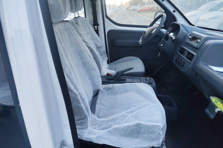 Used Wuling Yangguang 2024 300KM Comfort Version Passenger Van 75kW
