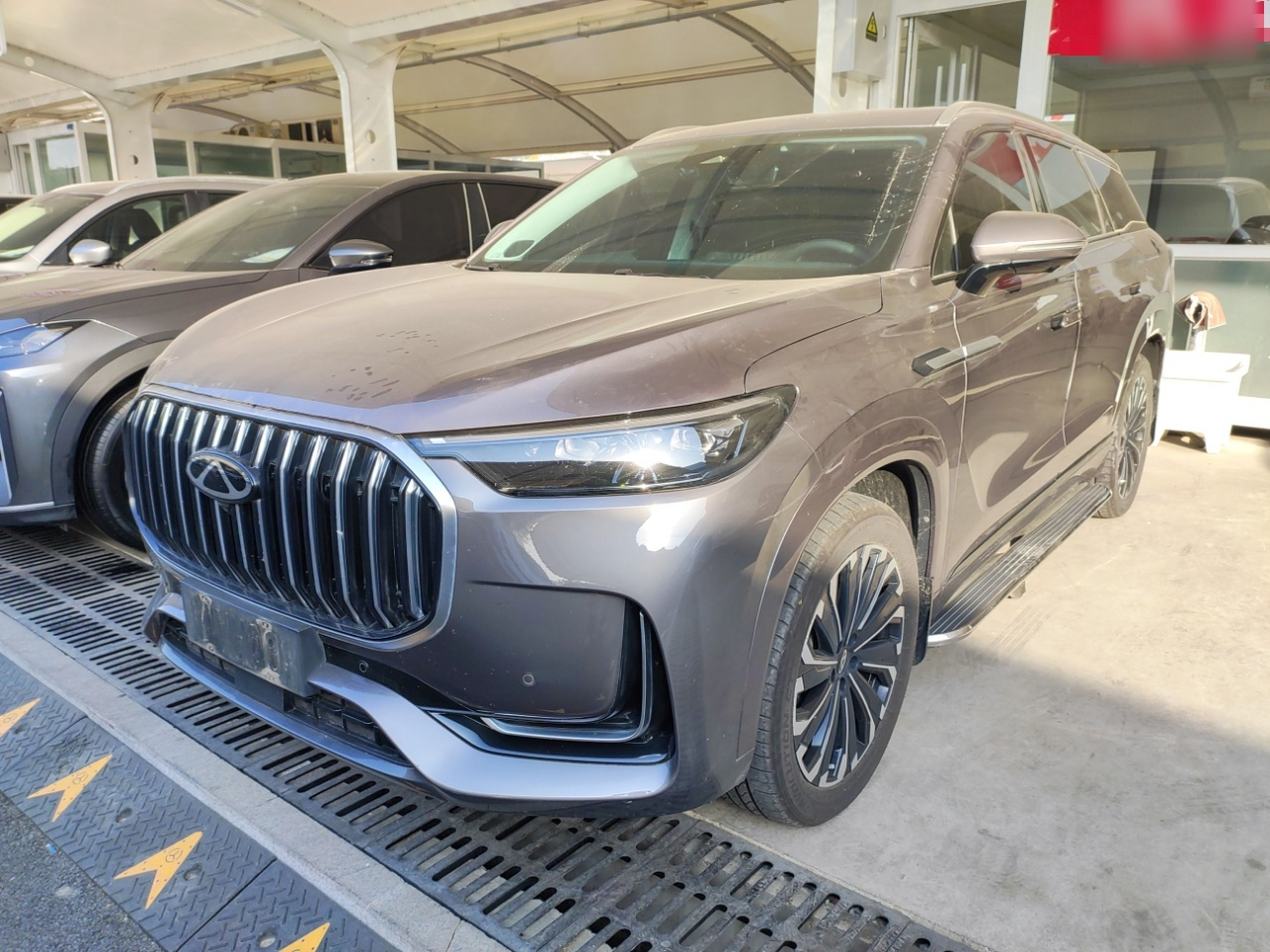 Под передней частью автомобиля