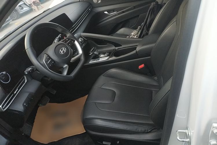 Used Hyundai Elantra 2023 1.5L CVT LUX Prestige Edition
