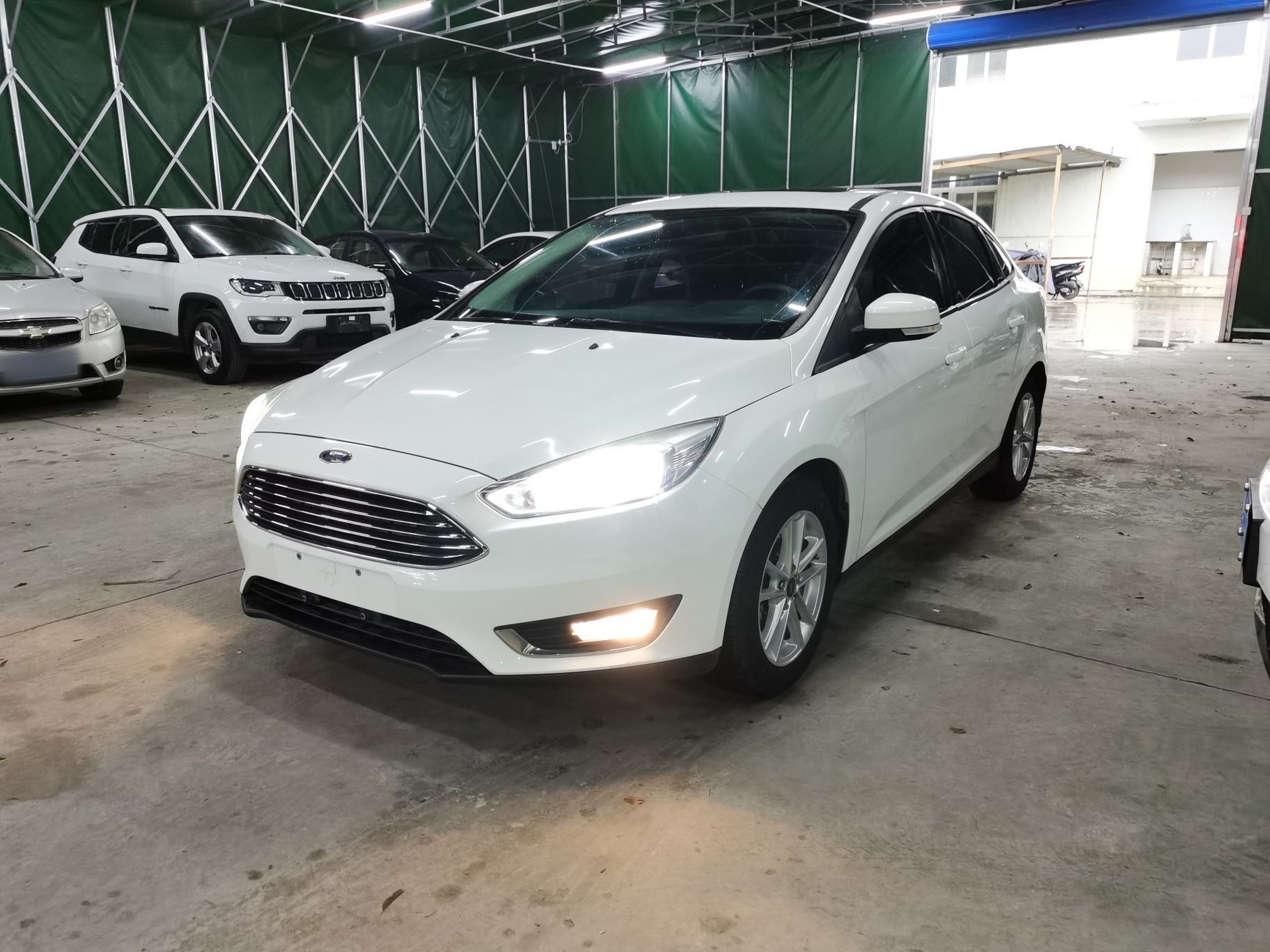 تحت مقدمة السيارة