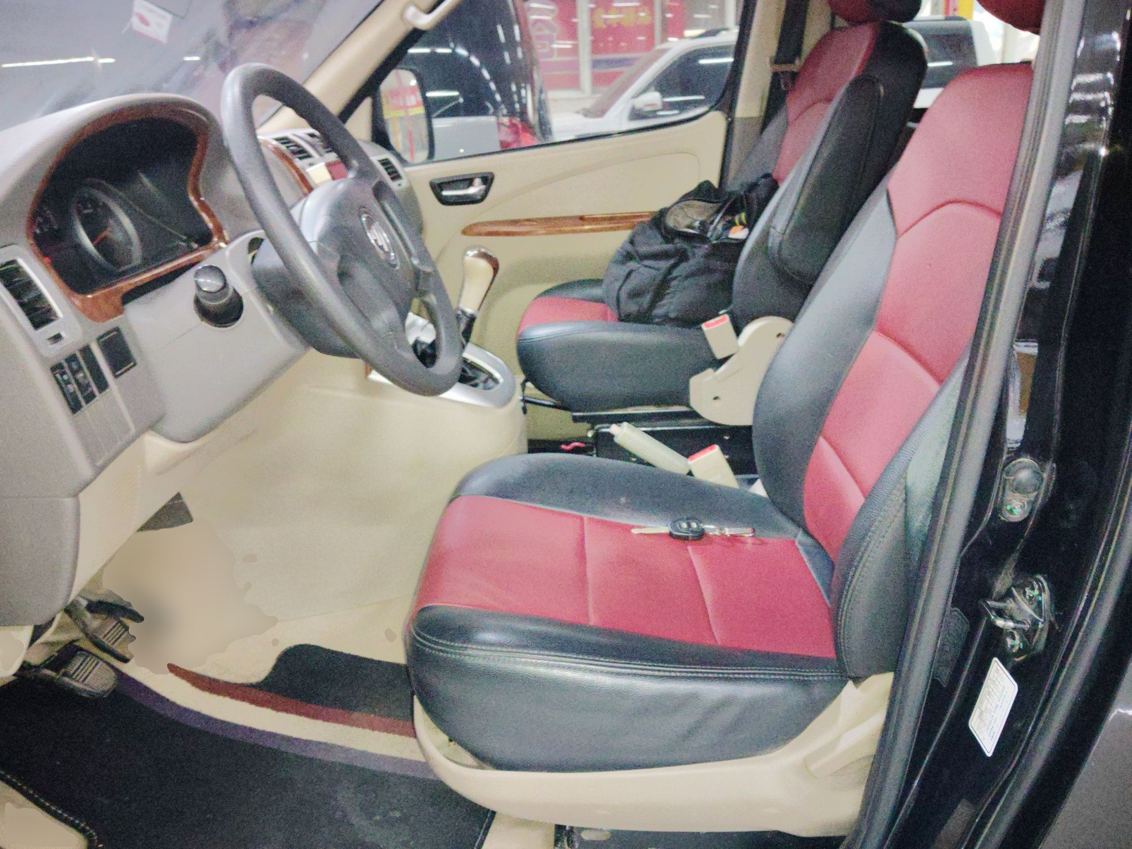 المقاعد الأمامية داخل السيارة