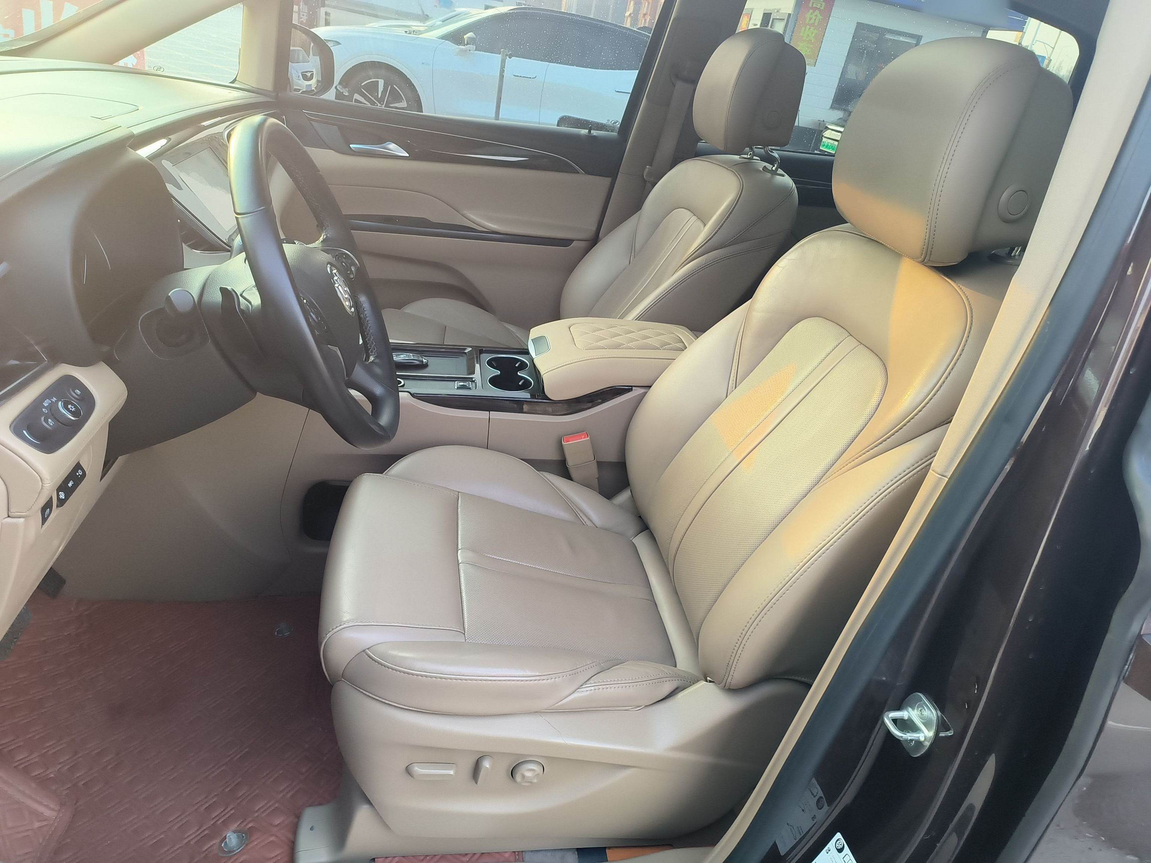 المقاعد الأمامية داخل السيارة