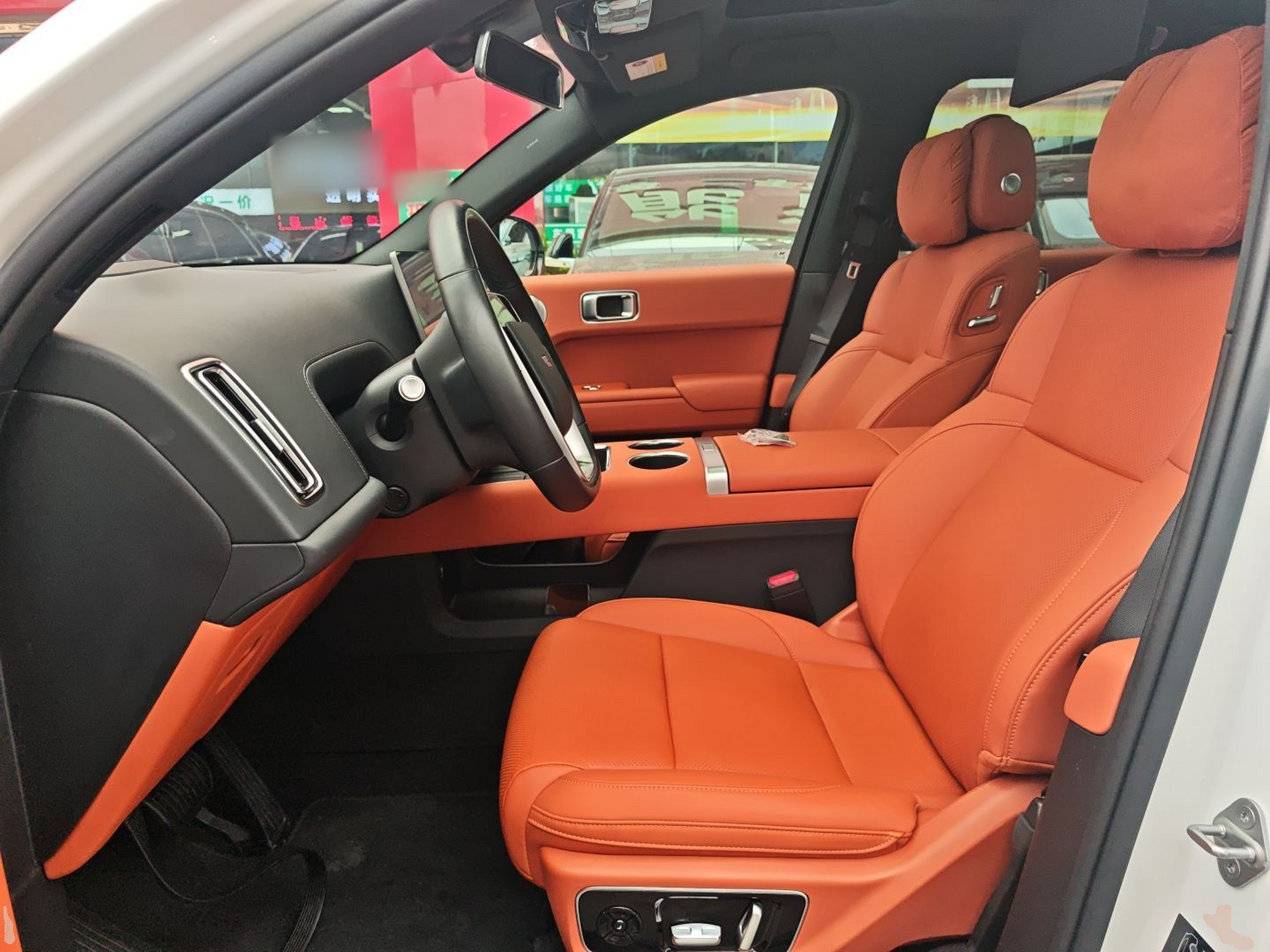 المقاعد الأمامية داخل السيارة