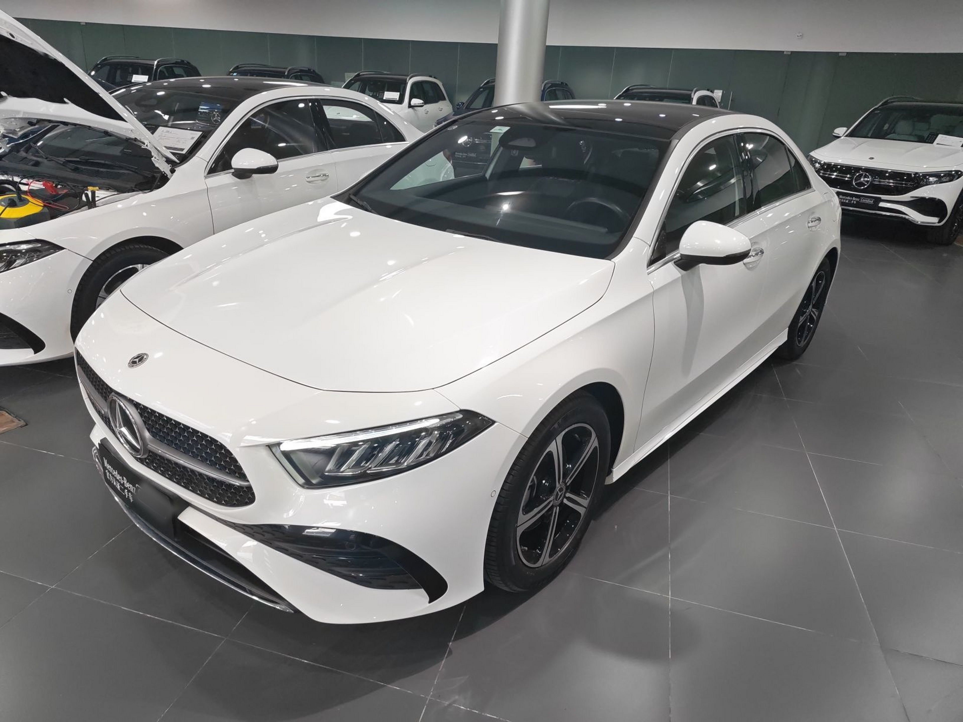 تحت مقدمة السيارة