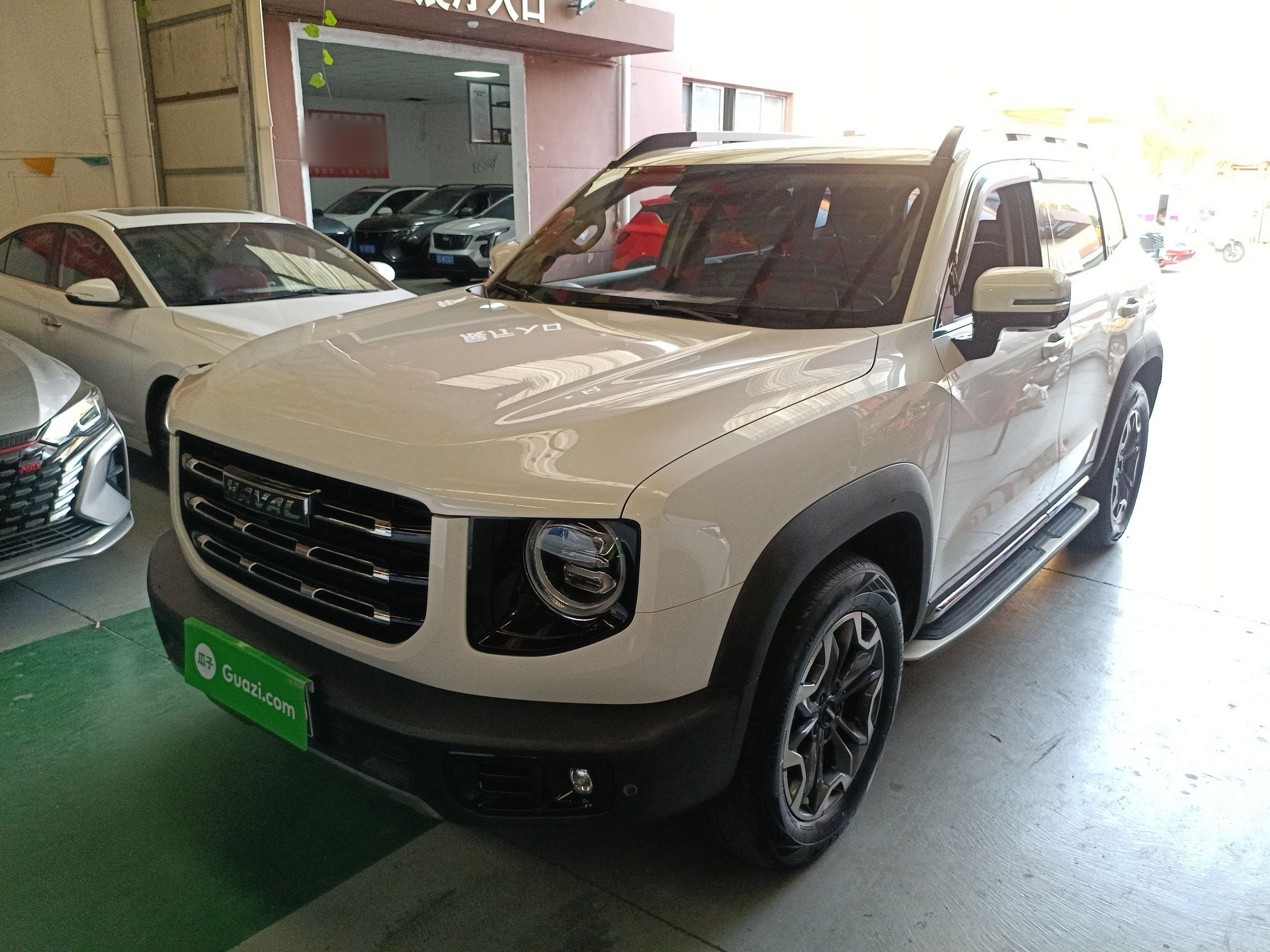 تحت مقدمة السيارة