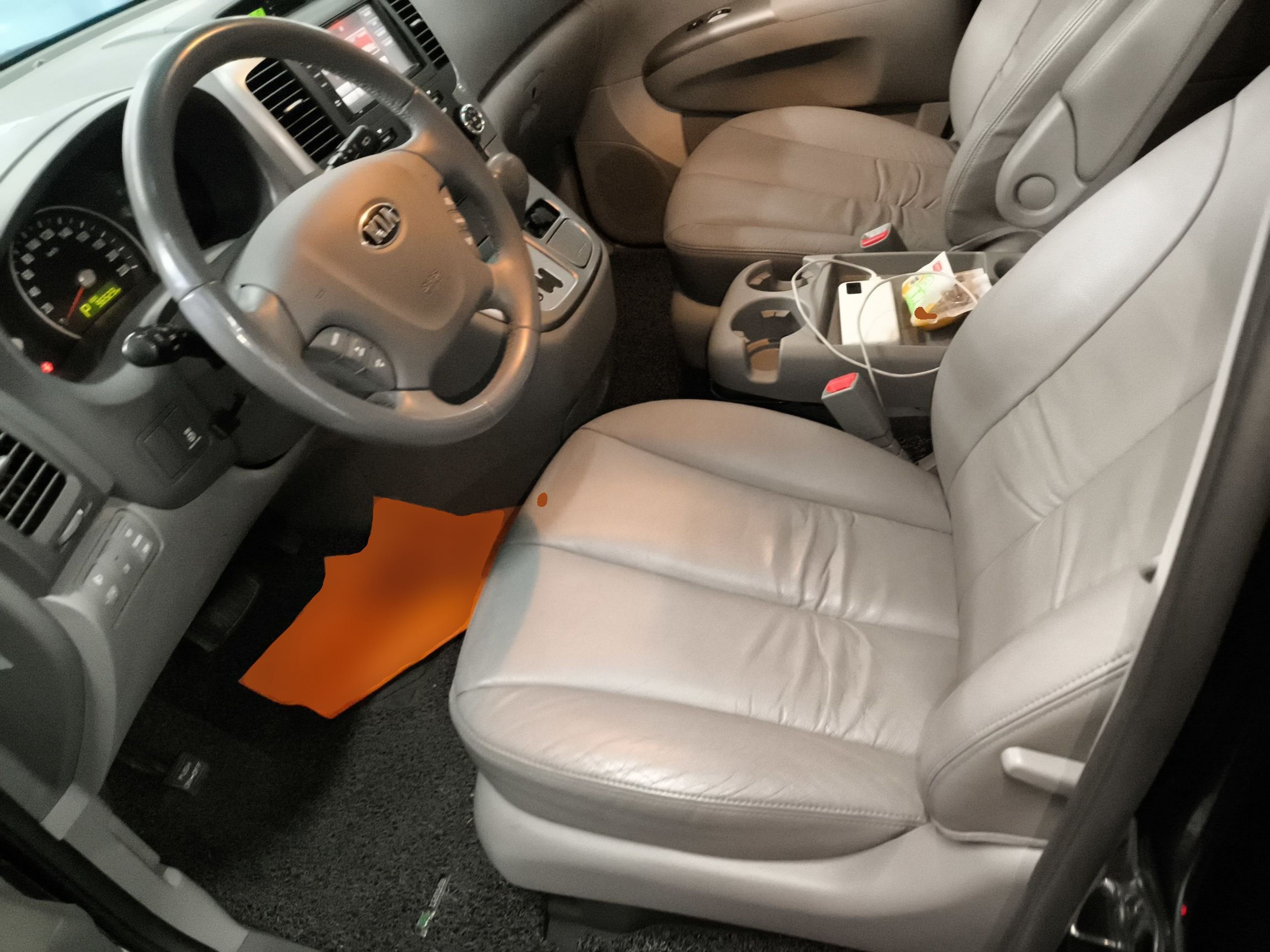 المقاعد الأمامية داخل السيارة