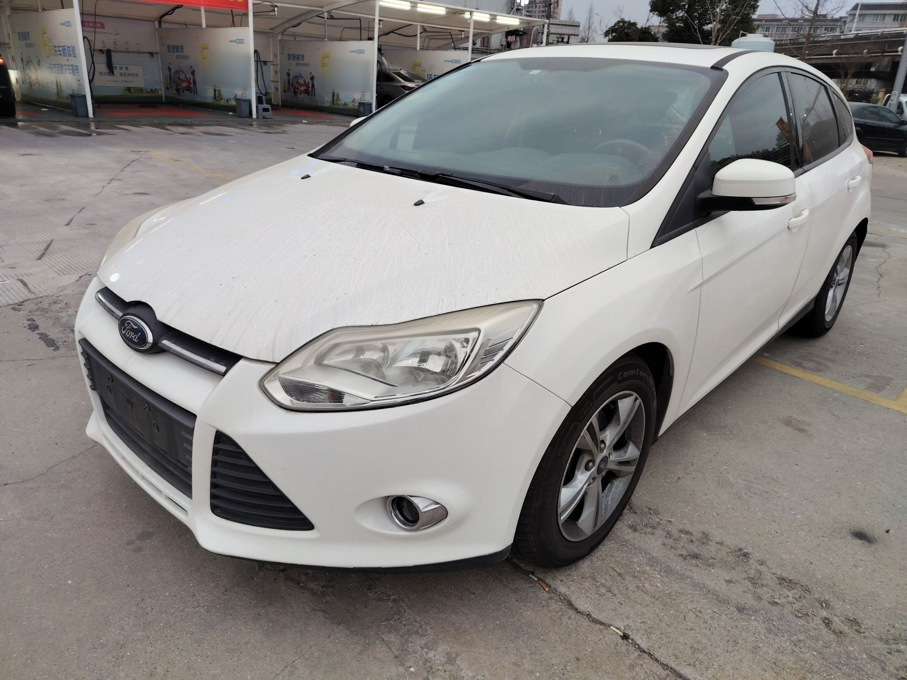 Под передней частью автомобиля