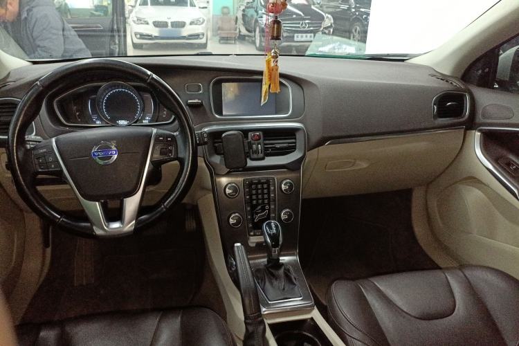 Used Volvo V40 2015 1.6T Zhiya Edition
