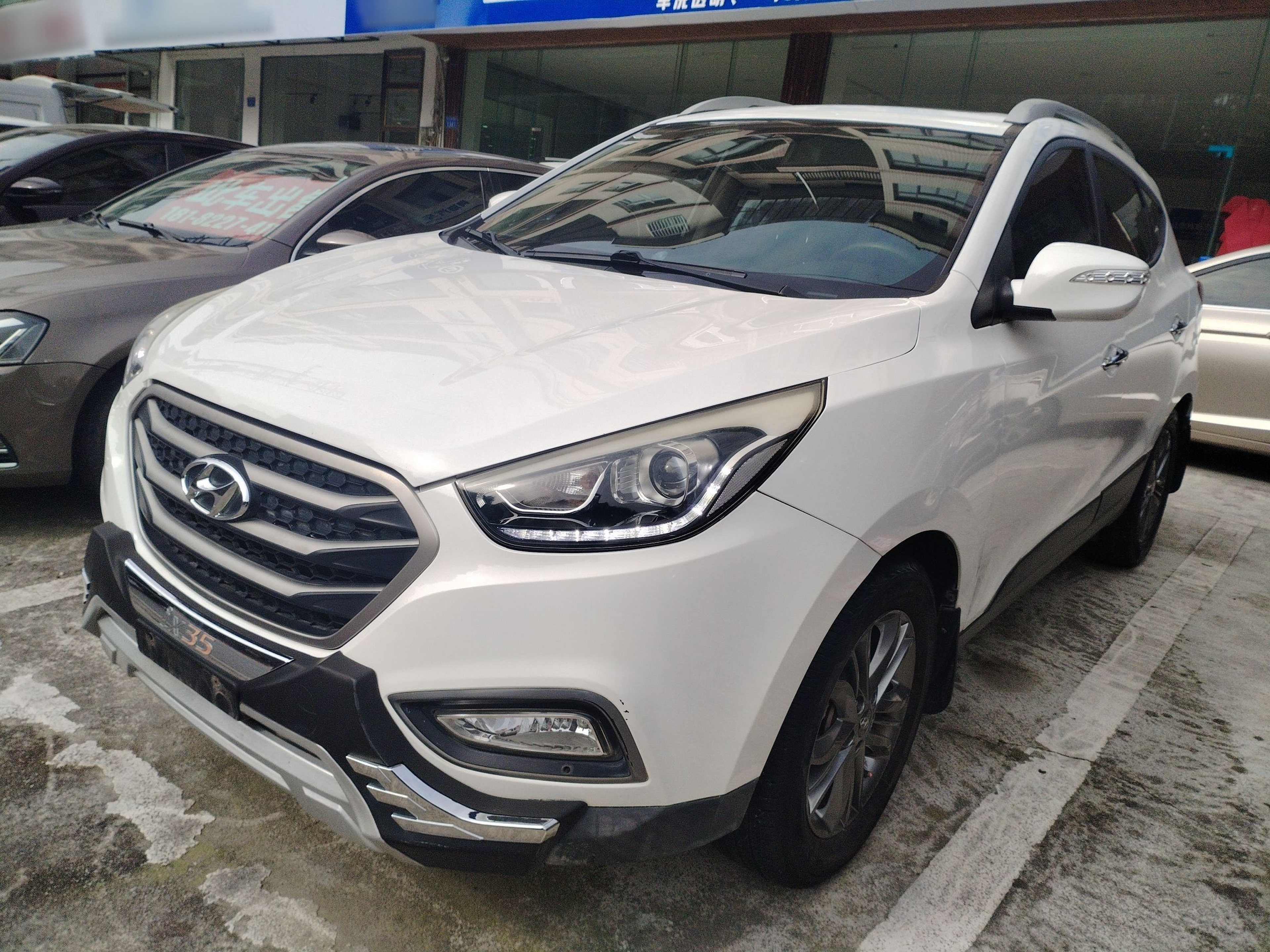 تحت مقدمة السيارة