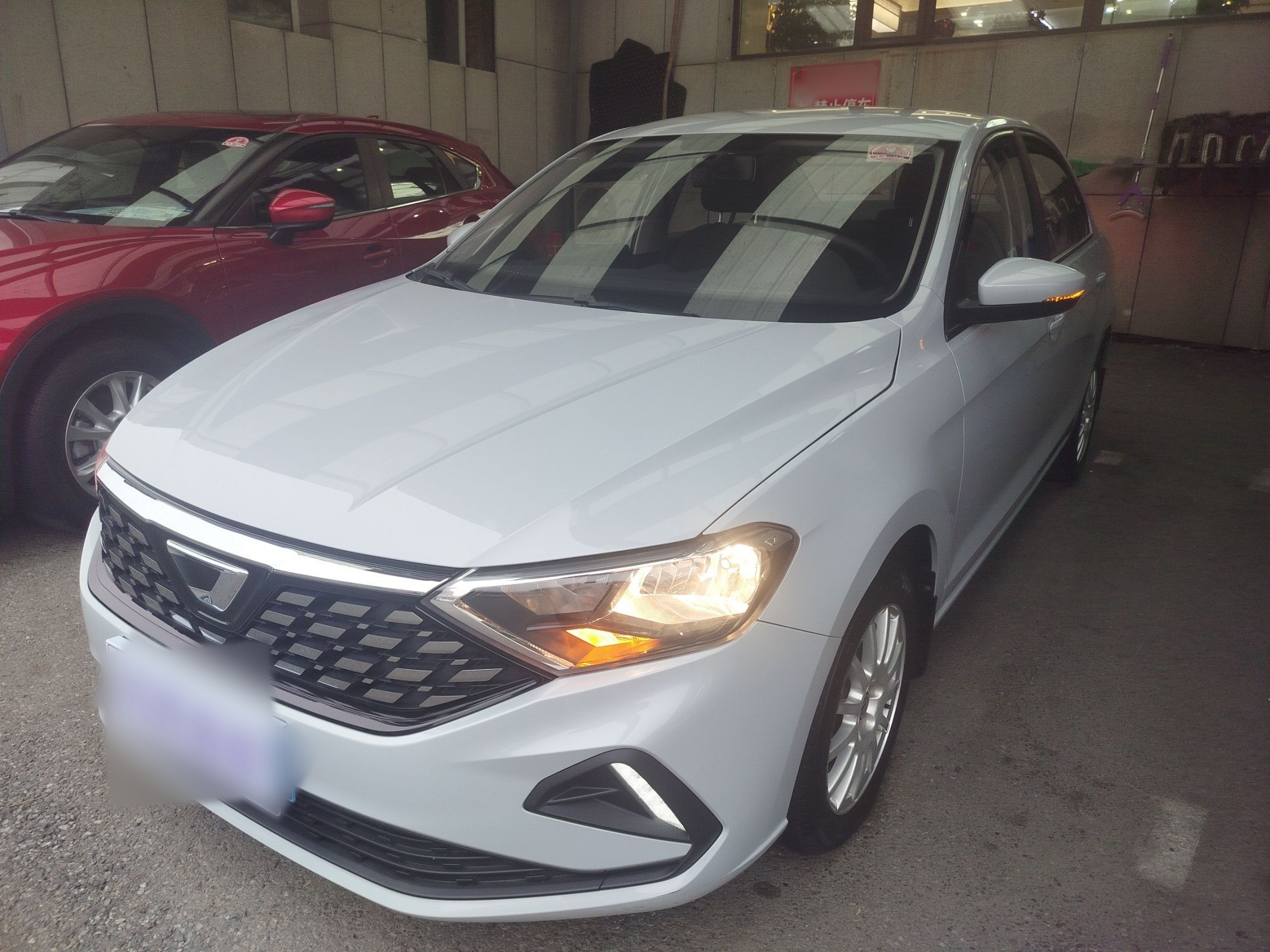 Под передней частью автомобиля