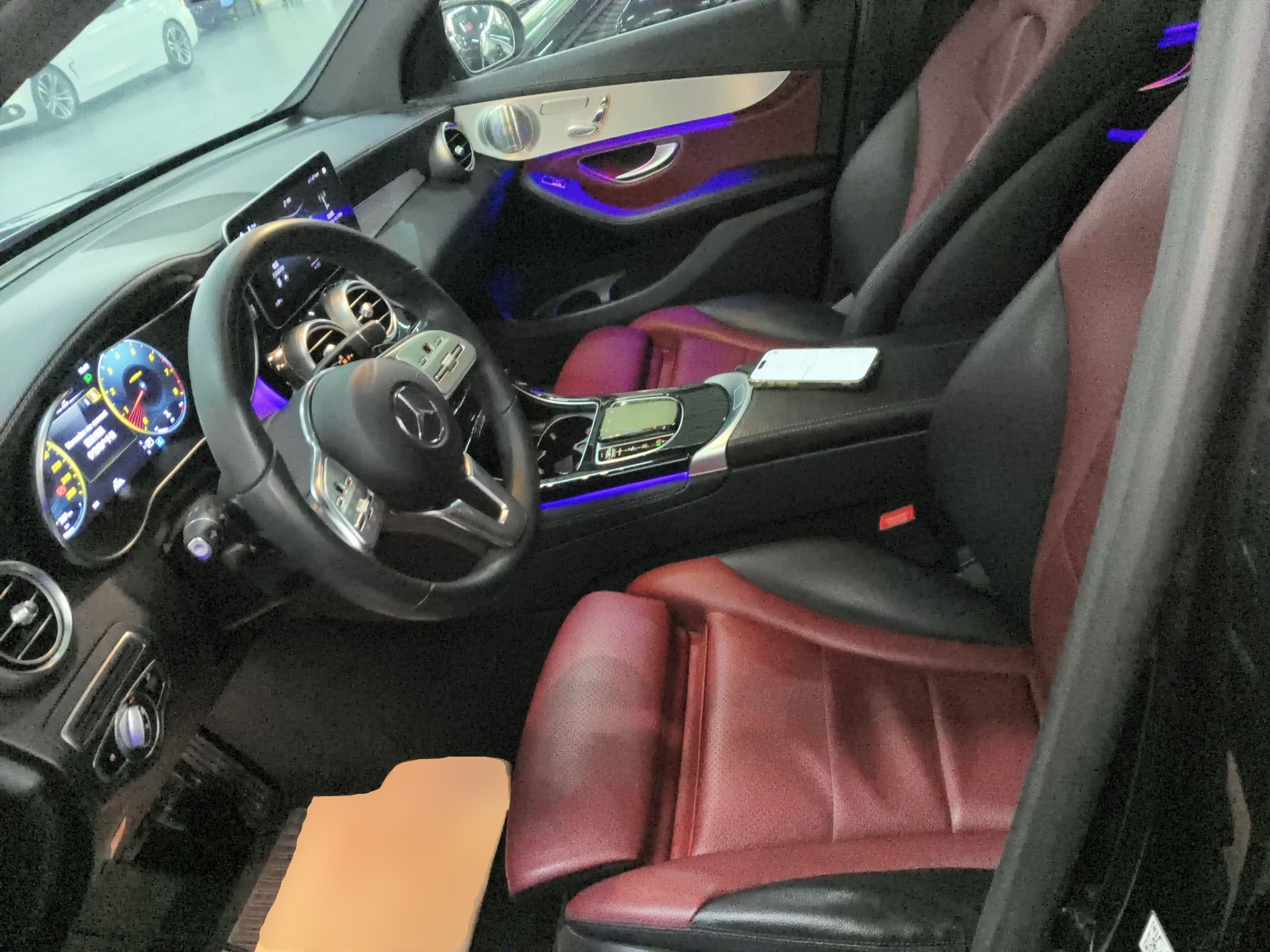 المقاعد الأمامية داخل السيارة