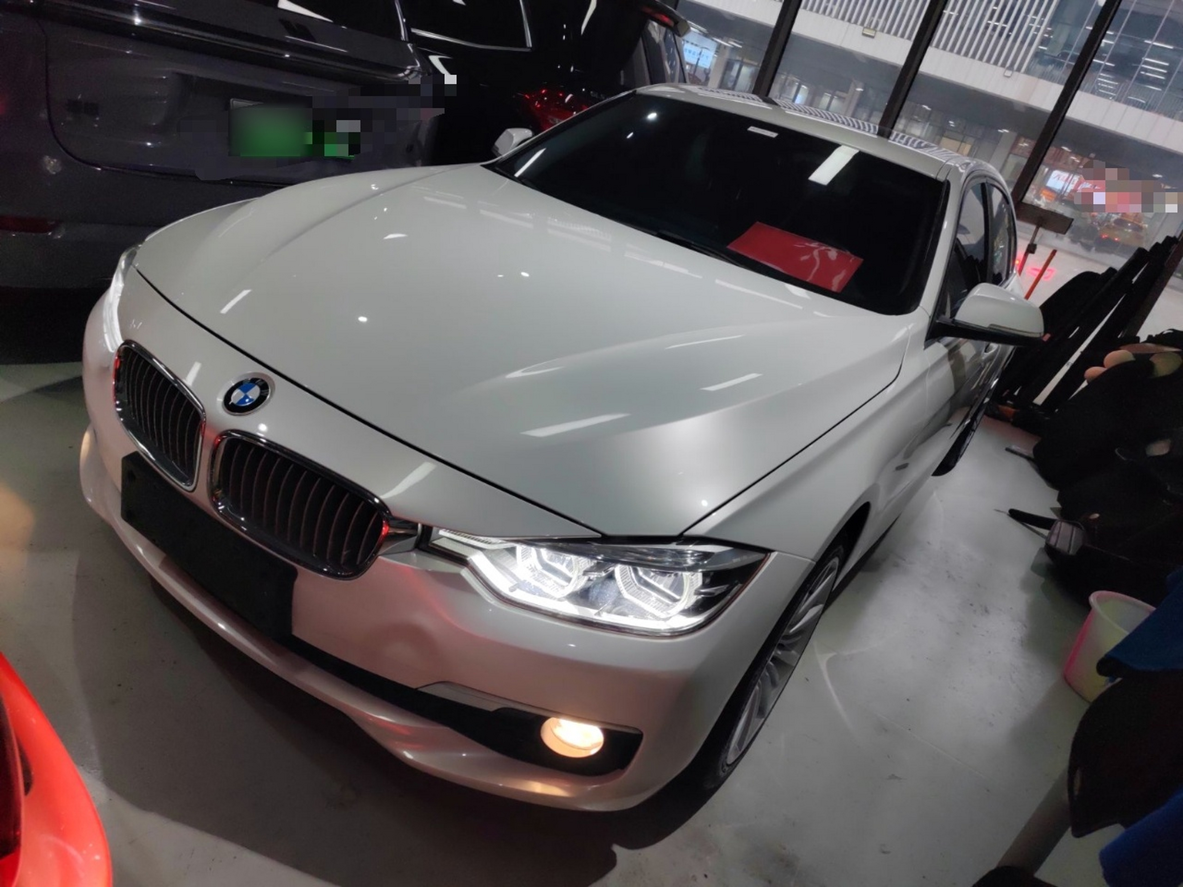 تحت مقدمة السيارة