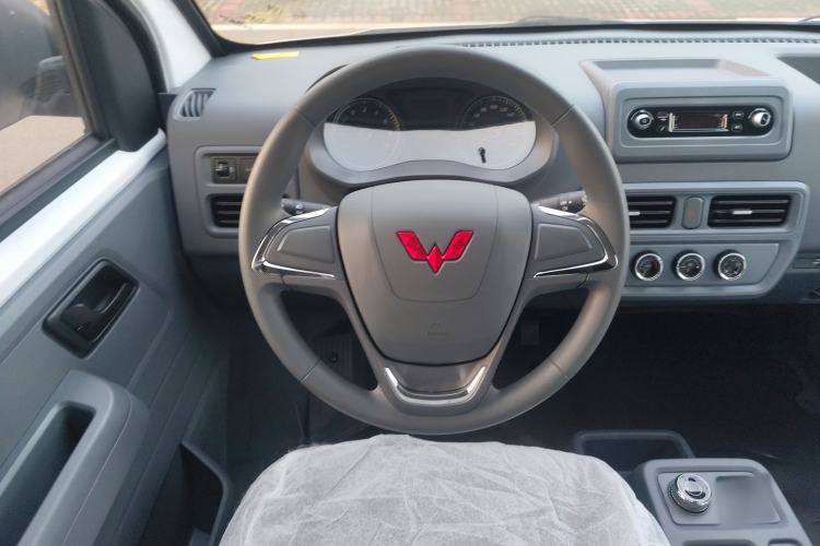 Used Wuling Yangguang 2024 300KM Comfort Version Passenger Van 75kW
