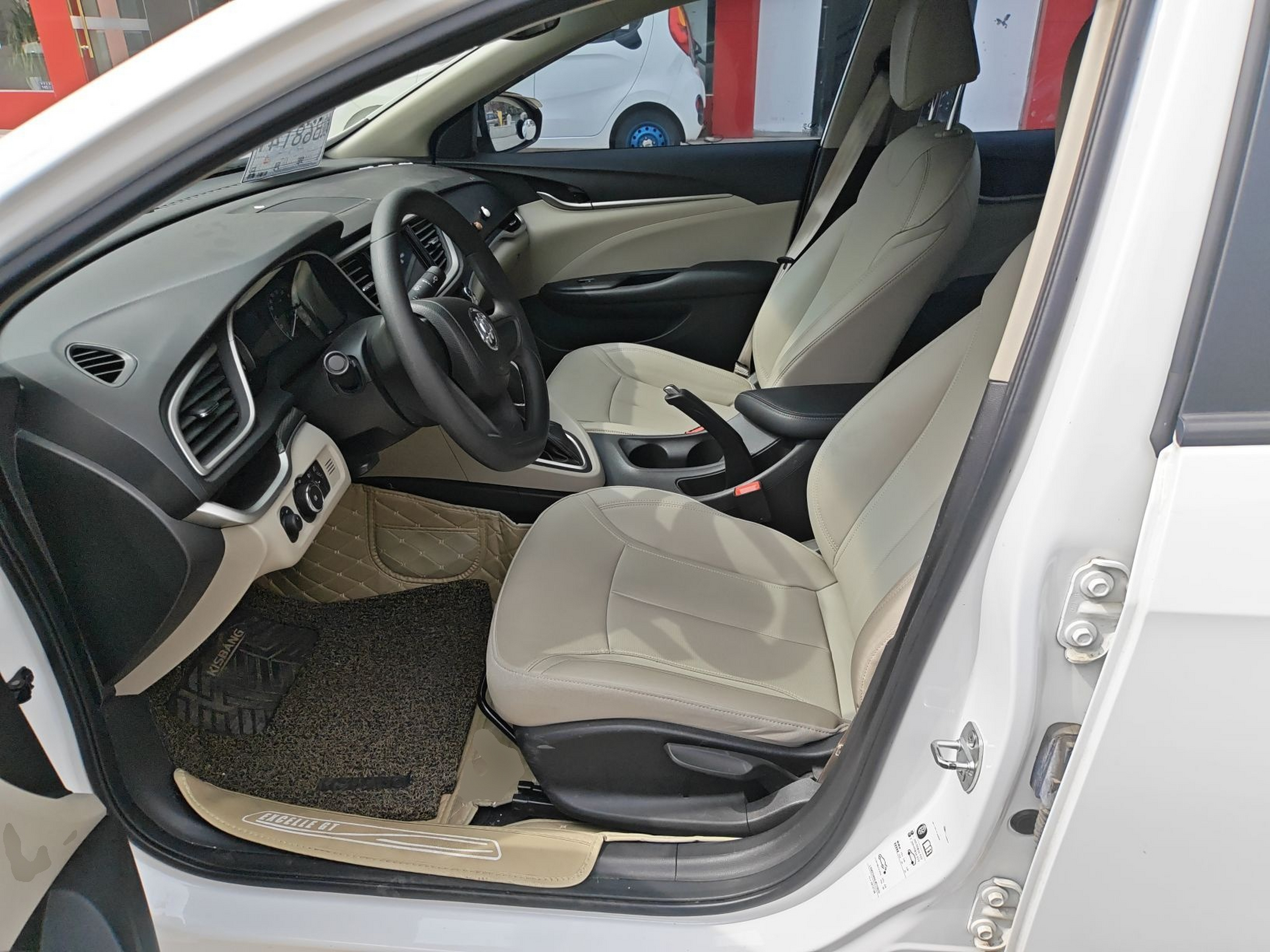 Переднее сиденье в автомобиле