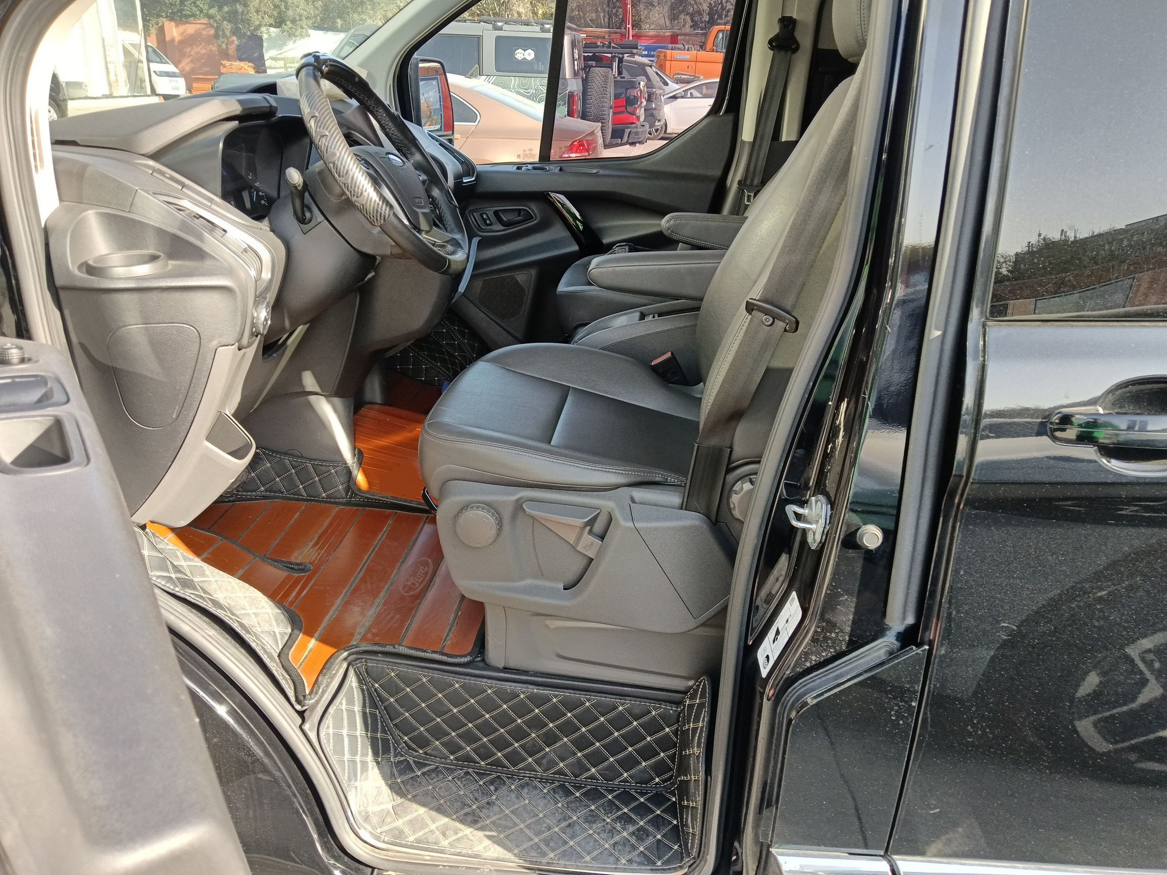 المقاعد الأمامية داخل السيارة