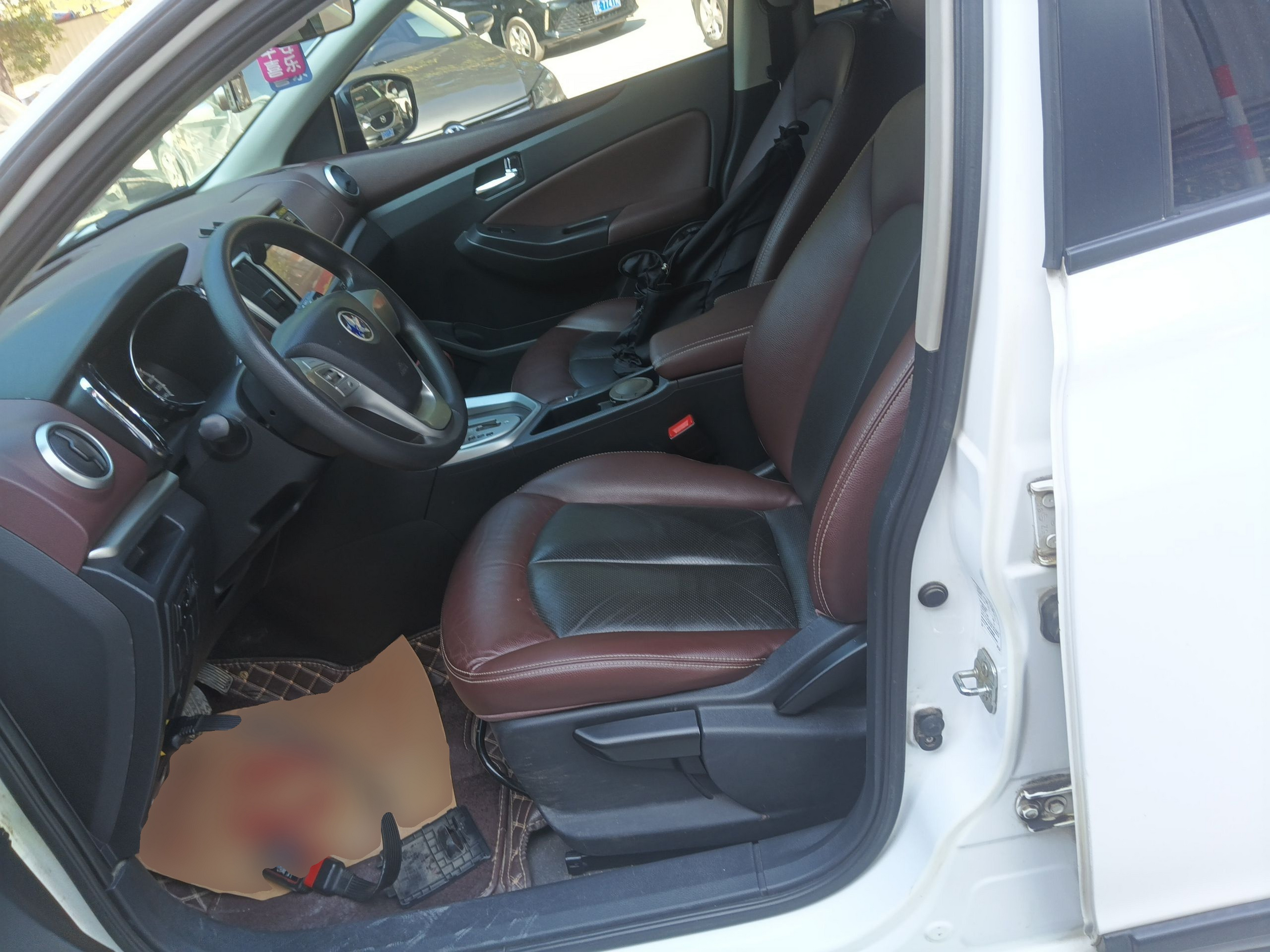 Переднее сиденье в автомобиле