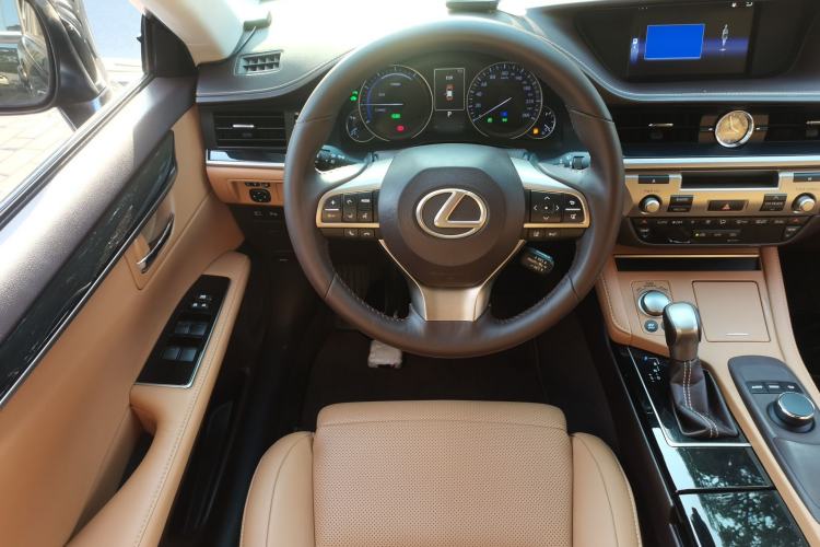 Used Lexus ES 2015 300h Comfort Edition