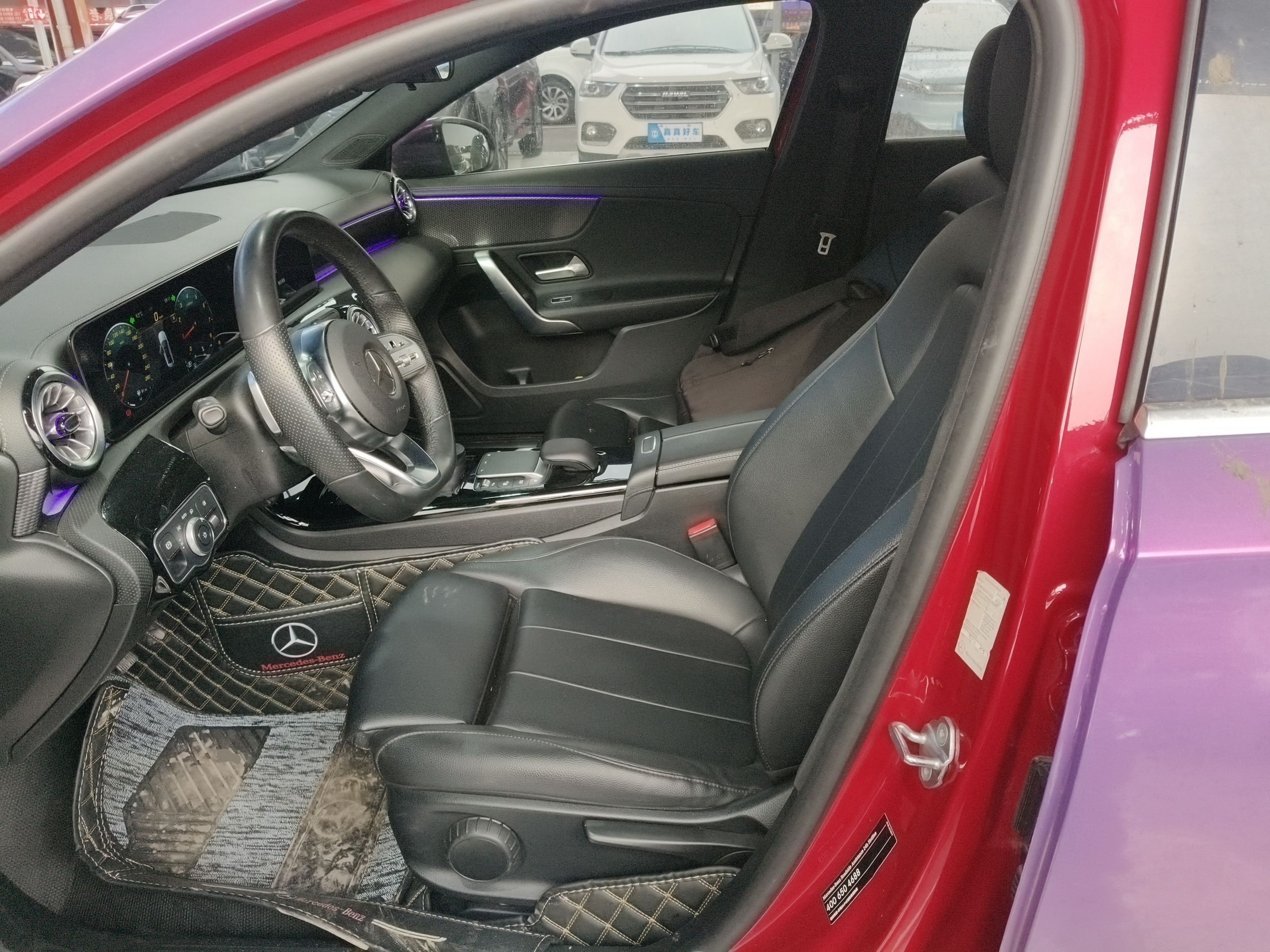 المقاعد الأمامية داخل السيارة