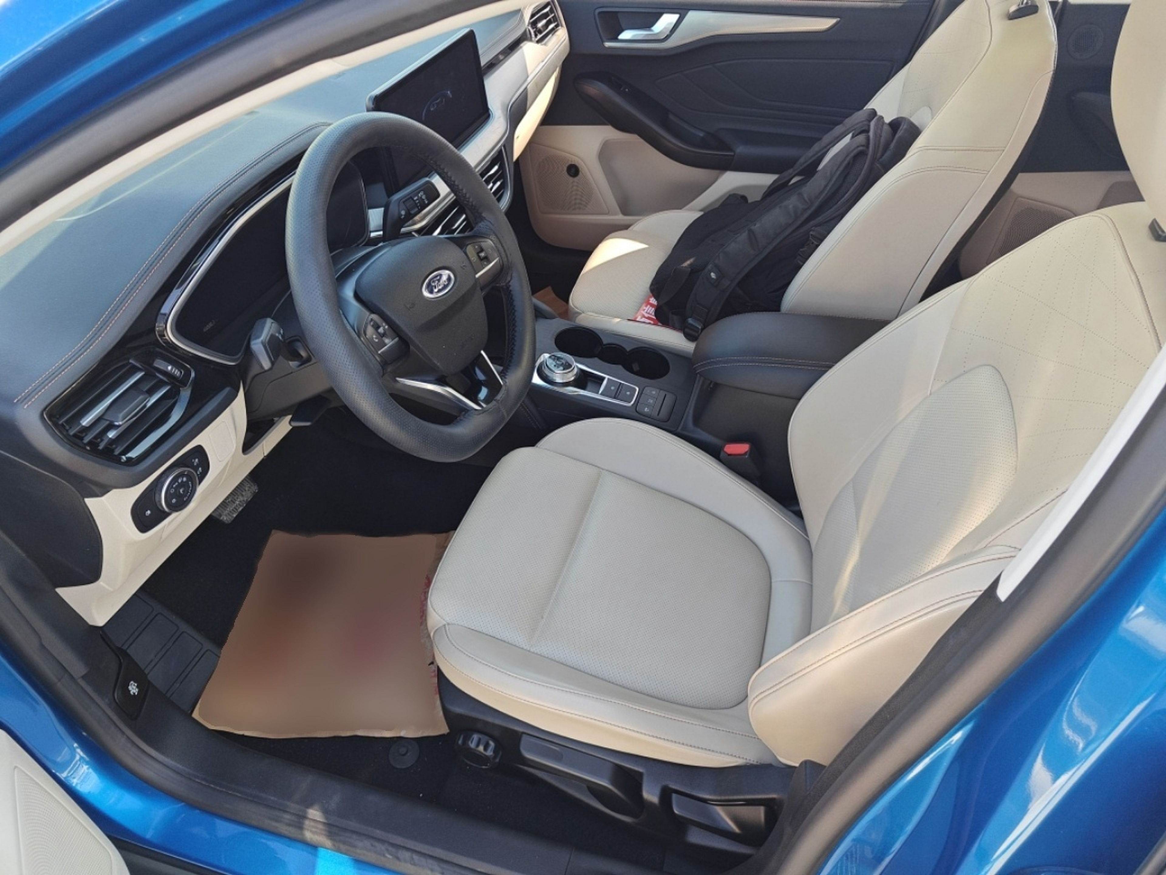 Переднее сиденье в автомобиле