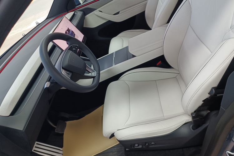 Used Tesla Model Y L 2025 Long-Range All-Wheel-Drive Version
