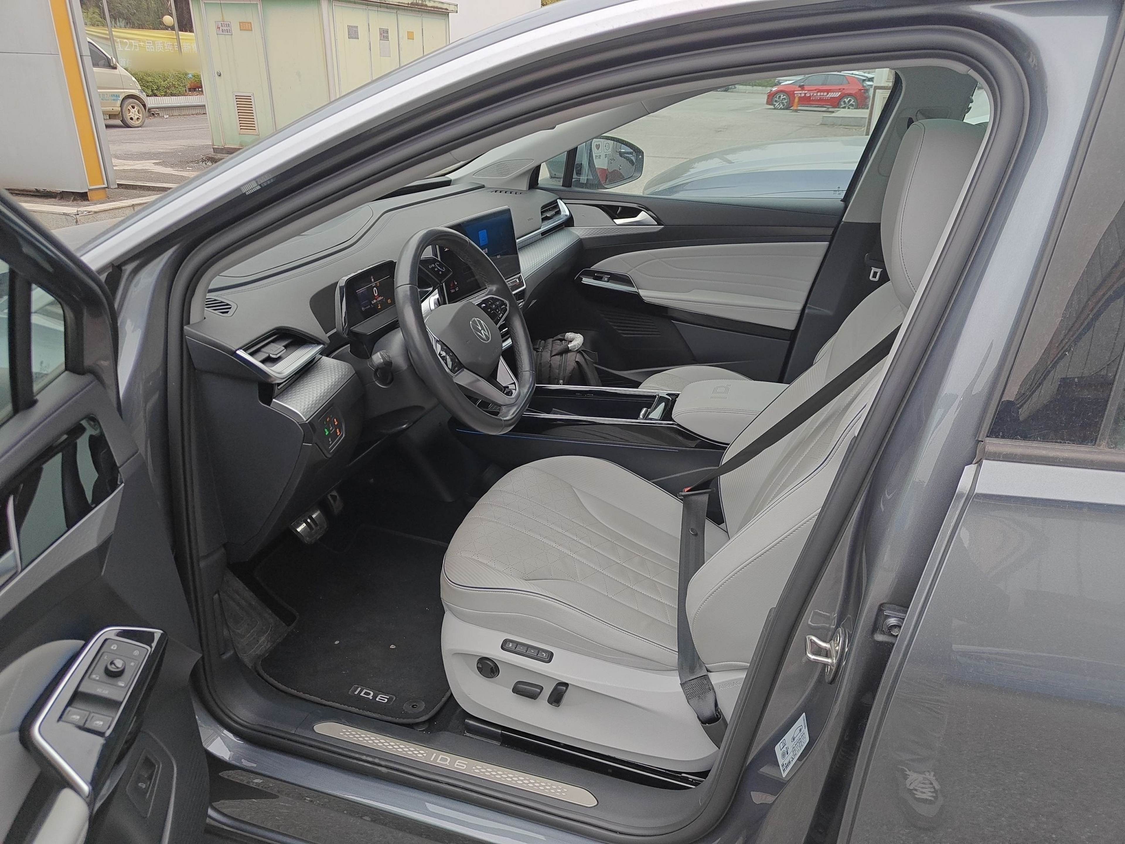 Переднее сиденье в автомобиле