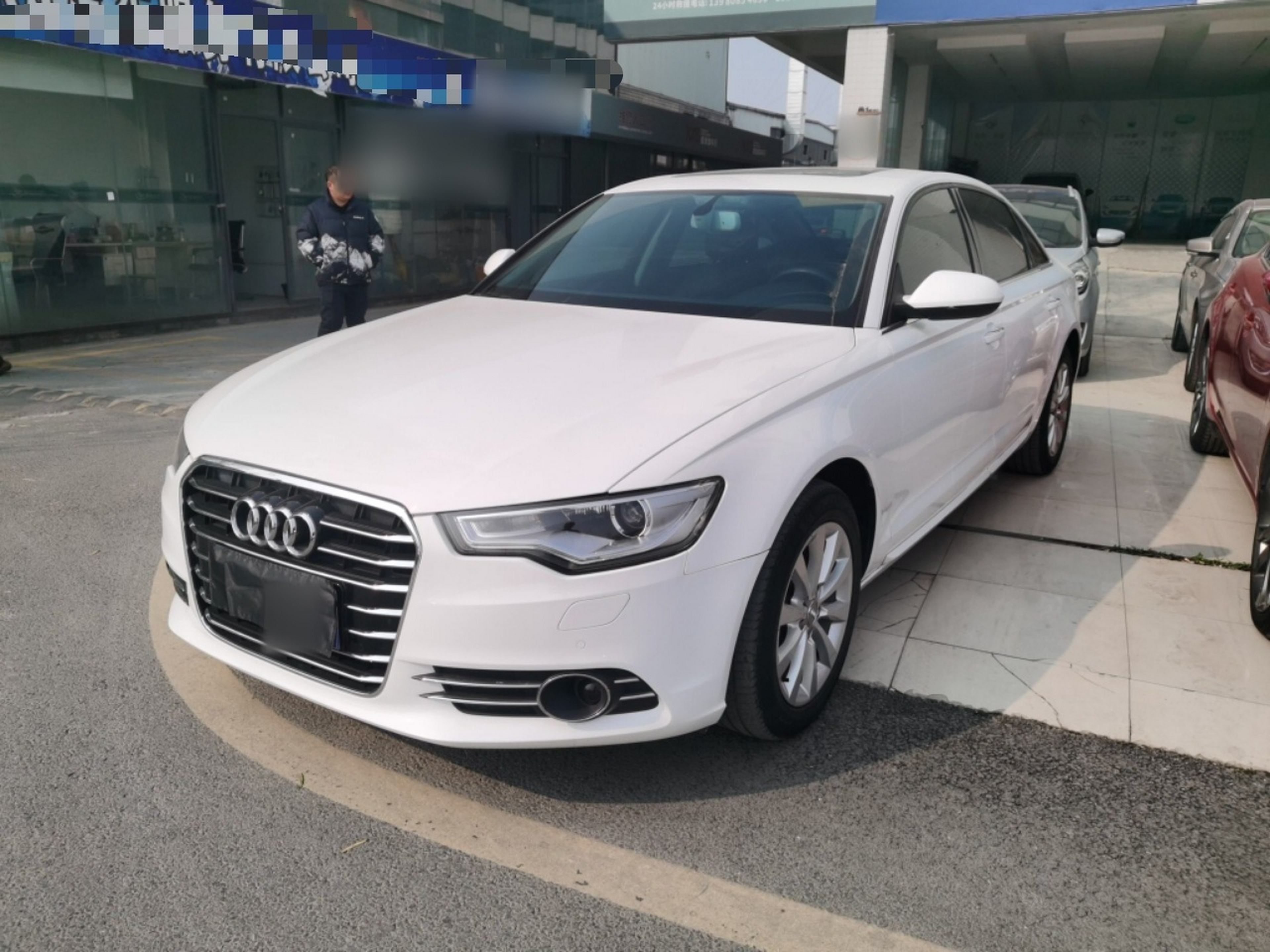 تحت مقدمة السيارة