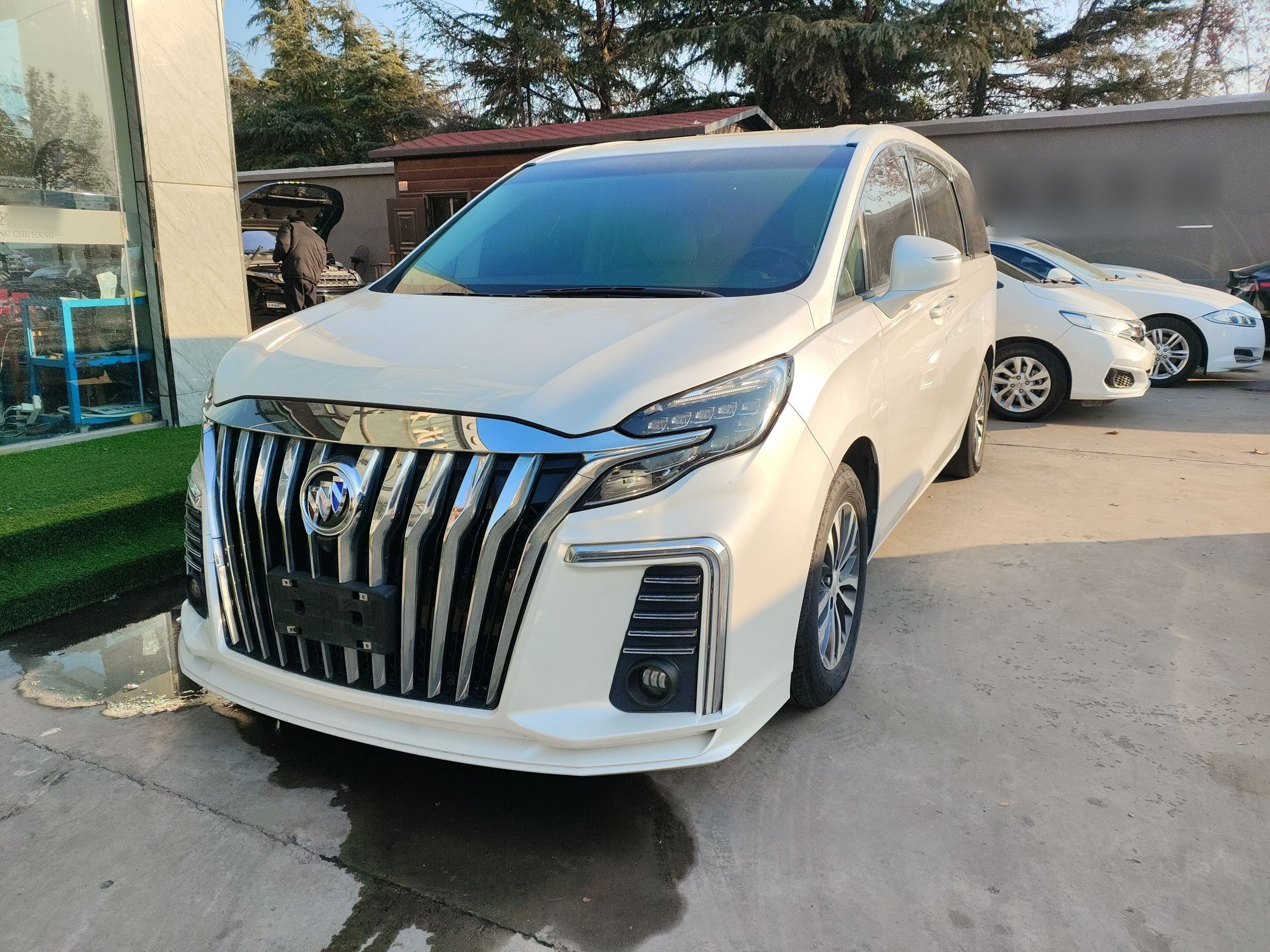 Под передней частью автомобиля