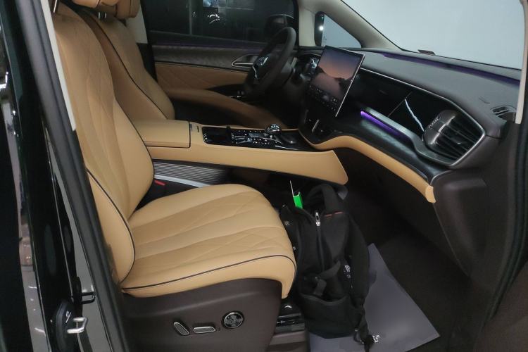 Used Denza D9 2024 DM-i 980 Four-Wheel Drive Prestige Model
